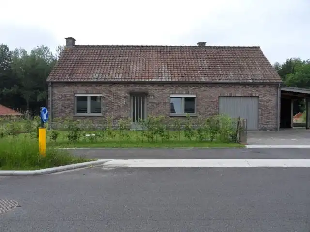 Rustig gelegen BUNGALOW, 2 slaapkamers / bureel, garage en tuin op 4 are 66 ca foto {{pictureIndex}}