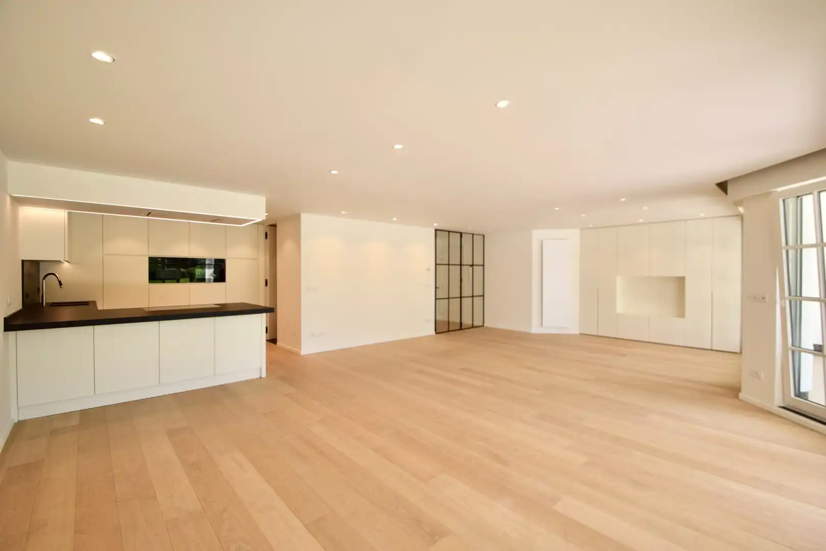 Zonovergoten tuin appartement met groot terras en prachtige tuin gelegen in het exclusieve domein Tennis Gardens. foto 3