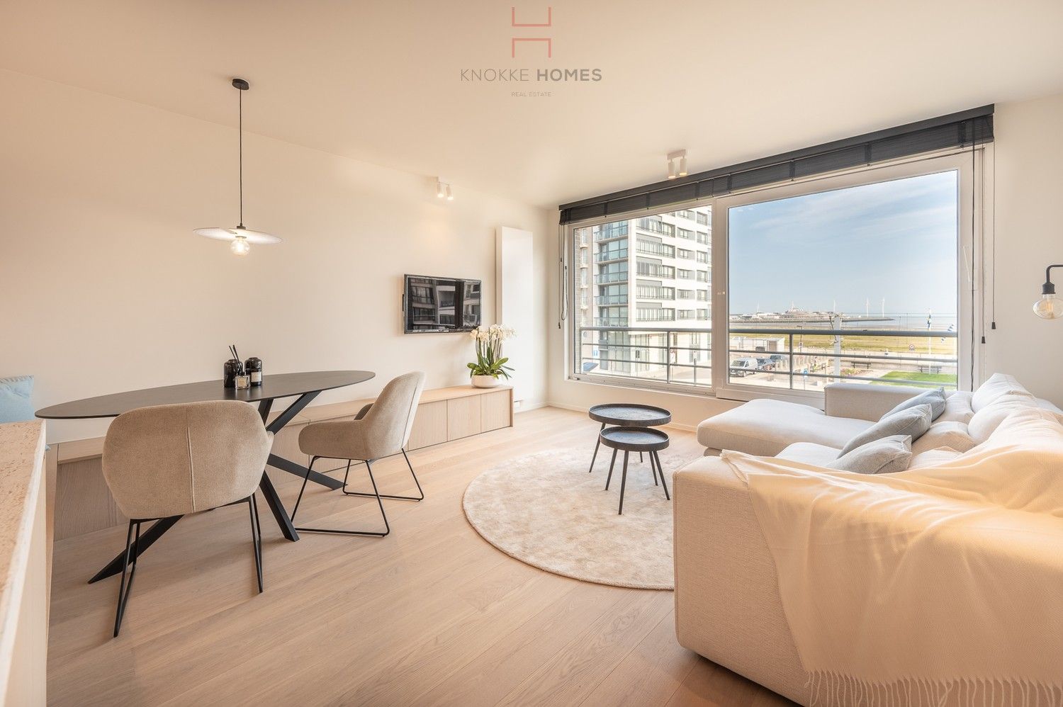 Modern gerenoveerd appartement met frontaal zeezicht in Heist-aan-zee foto 4