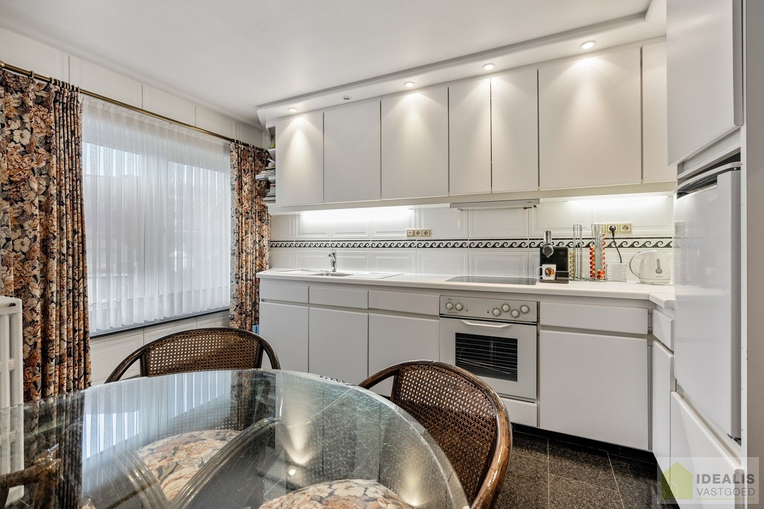 IDEALIS VASTGOED - Aangenaam instapklaar duplexappartement met winkelruimte/werkatelier te Opitter, Bree. Dit ruime duplexappartement omvat +-140 m² netto bewoonbare oppervlakte. Dit multifunctionele pand biedt tal van mogelijkheden dankzij de winkelruimte/het werkatelier van maar liefst +-200m² die vroeger dienst deed als slagerij. Uiterst geschikt voor kandidaten op zoek naar een instapklare woonruimte mét handelsruimte op een gunstige locatie midden in hartje Opitter, Bree! Mogelijkheid wijziging tot ééngezinswoning mits het verkrijgen van een omgevingsvergunning. foto 12