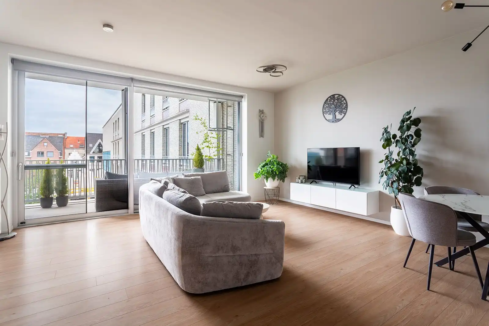 Wonen aan een verscholen plein, midden in de stad foto {{pictureIndex}}