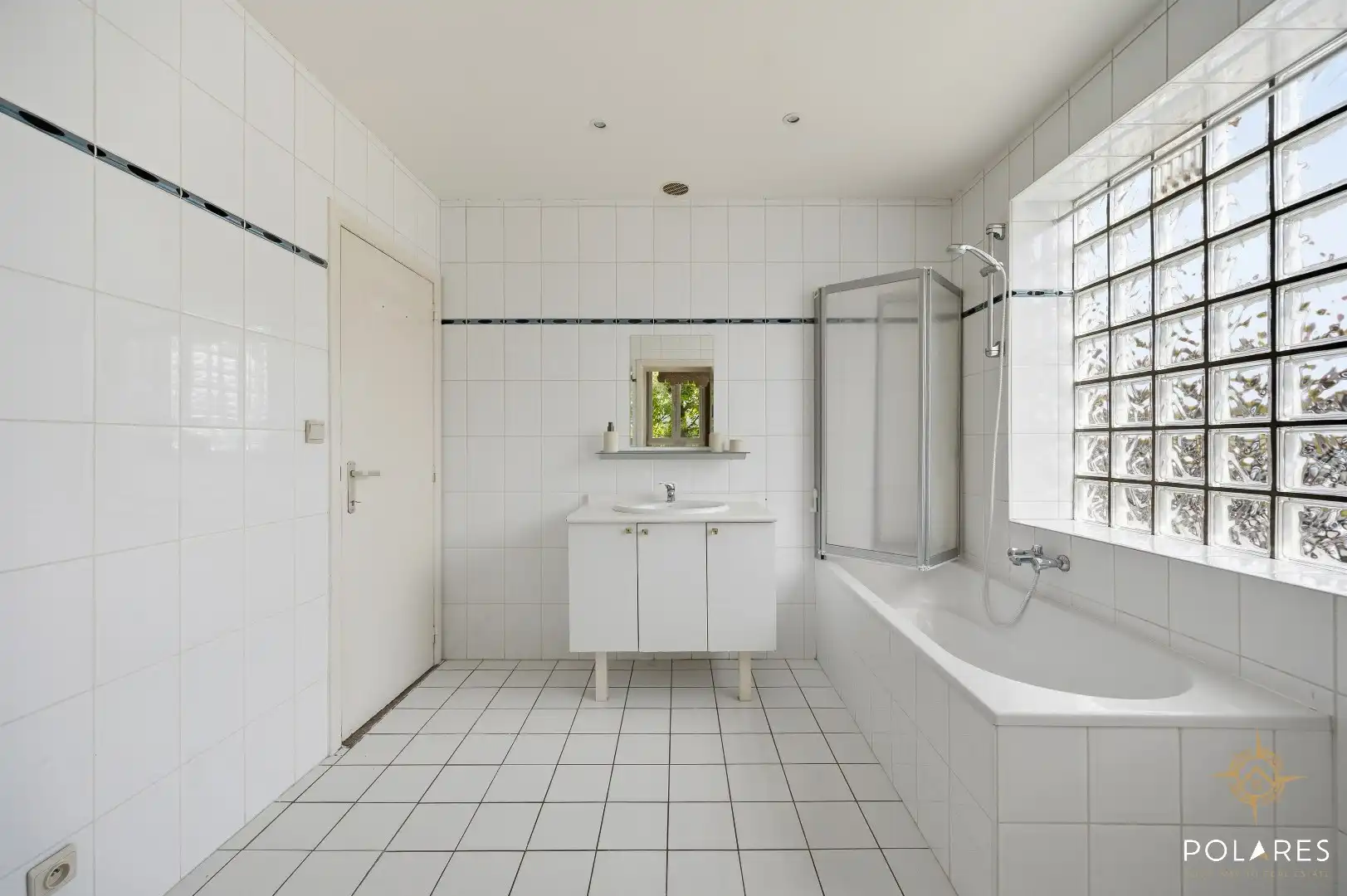 Charmant en instapklaar gelijkvloers appartement met koer en autostaanplaats foto 10