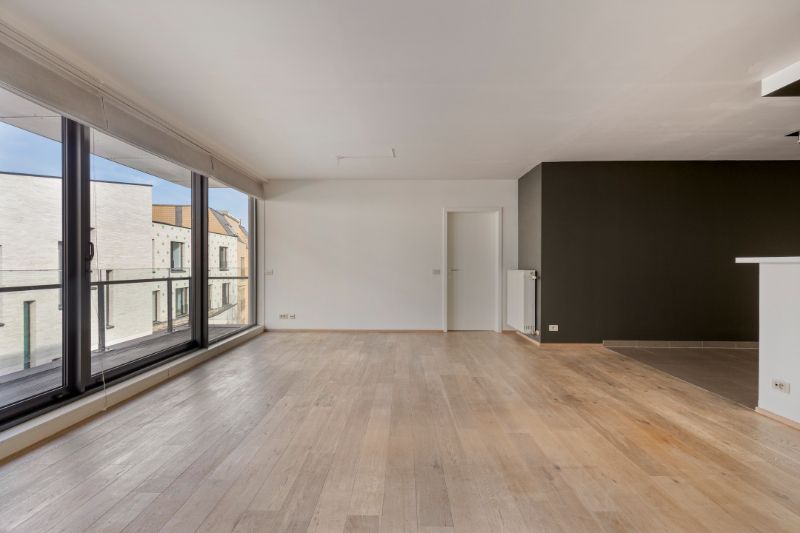 NABIJ HET SINT ANNAPLEIN, ENERGIEZUINIG APPARTEMENT MET TERRAS EN OVERDEKTE AUTOSTAANPLAATS foto {{pictureIndex}}