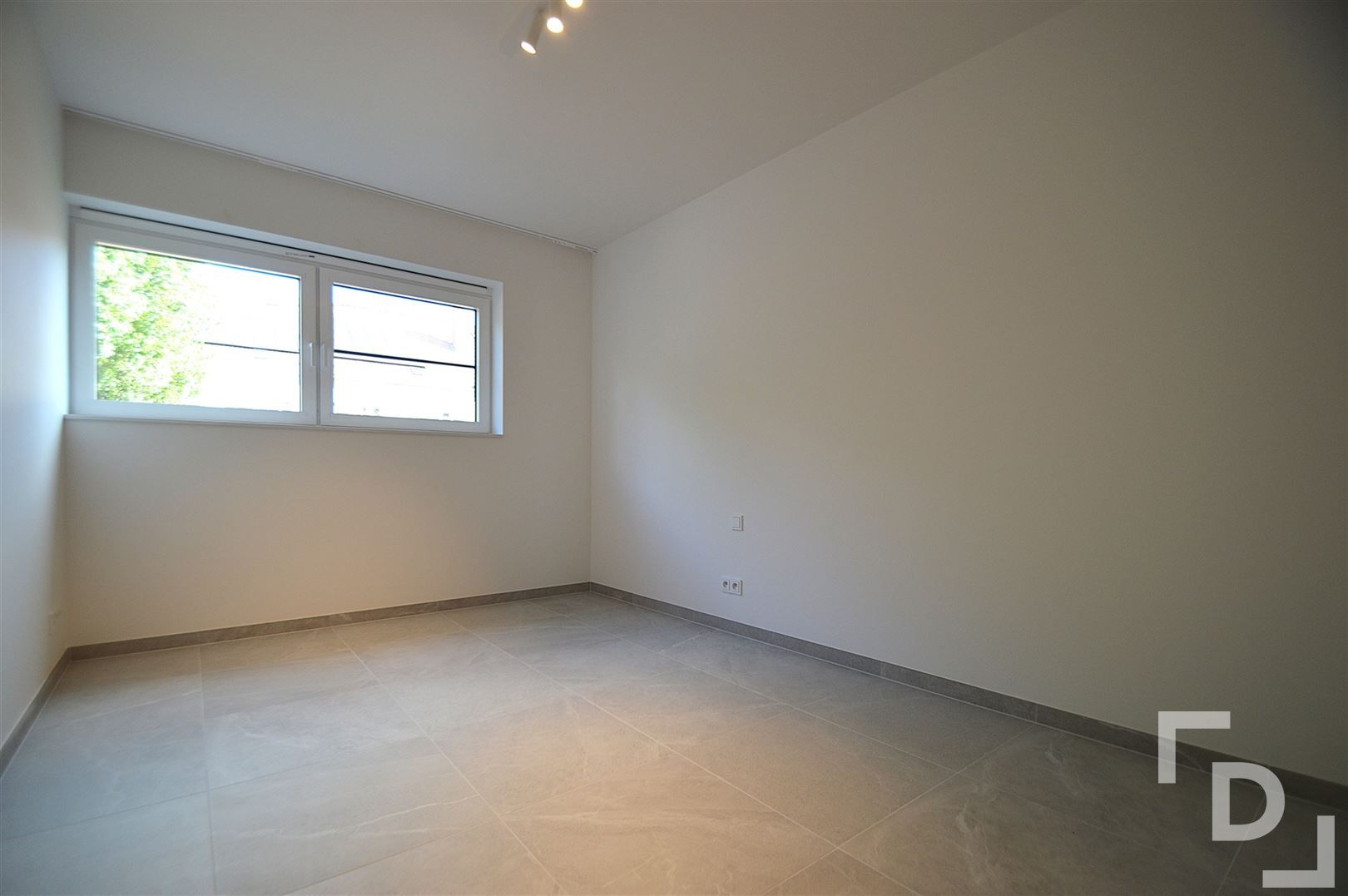 Nieuwbouwappartement van hoogwaardige afwerking met staanplaats te huur in centrum Ieper foto 7