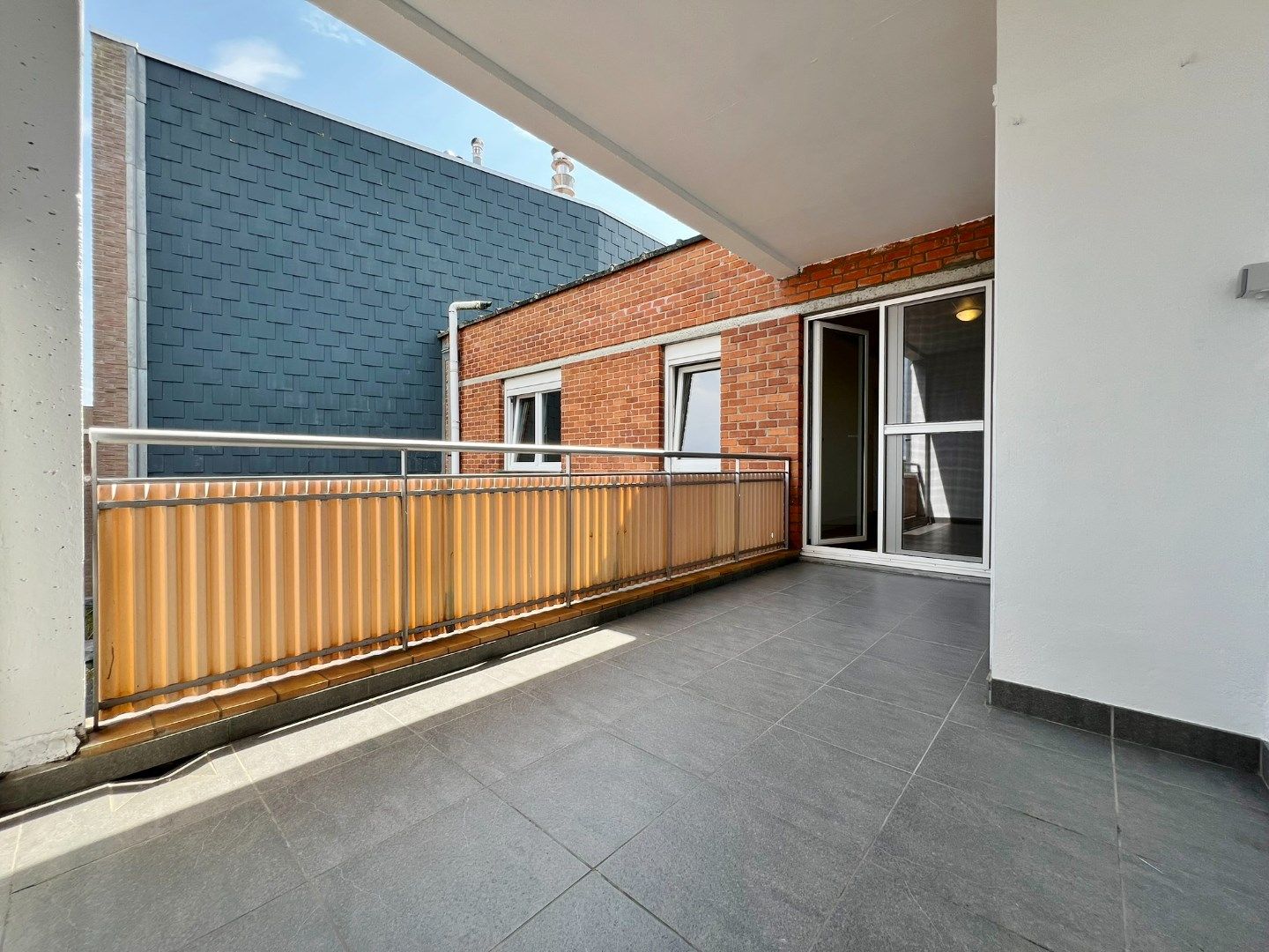 Lichtrijk instapklaar appartement met terras op toplocatie te Ieper. foto 15