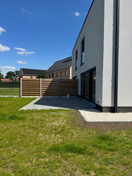 Halfopen nieuwbouw met tuin en terras. foto 4