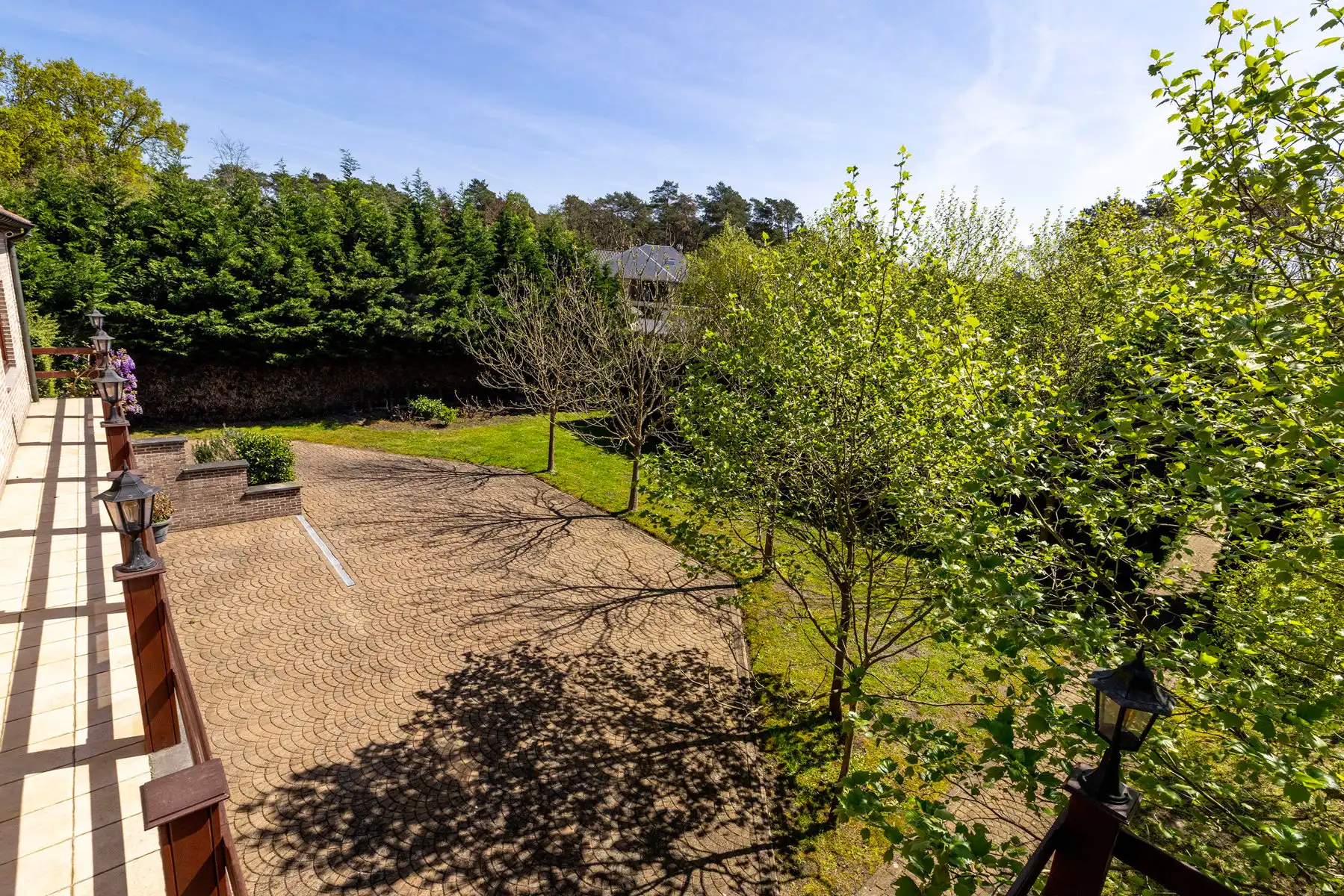Ruim landhuis op ca. 3010 m² grond met ca. 736 m² bew.opp. foto 14