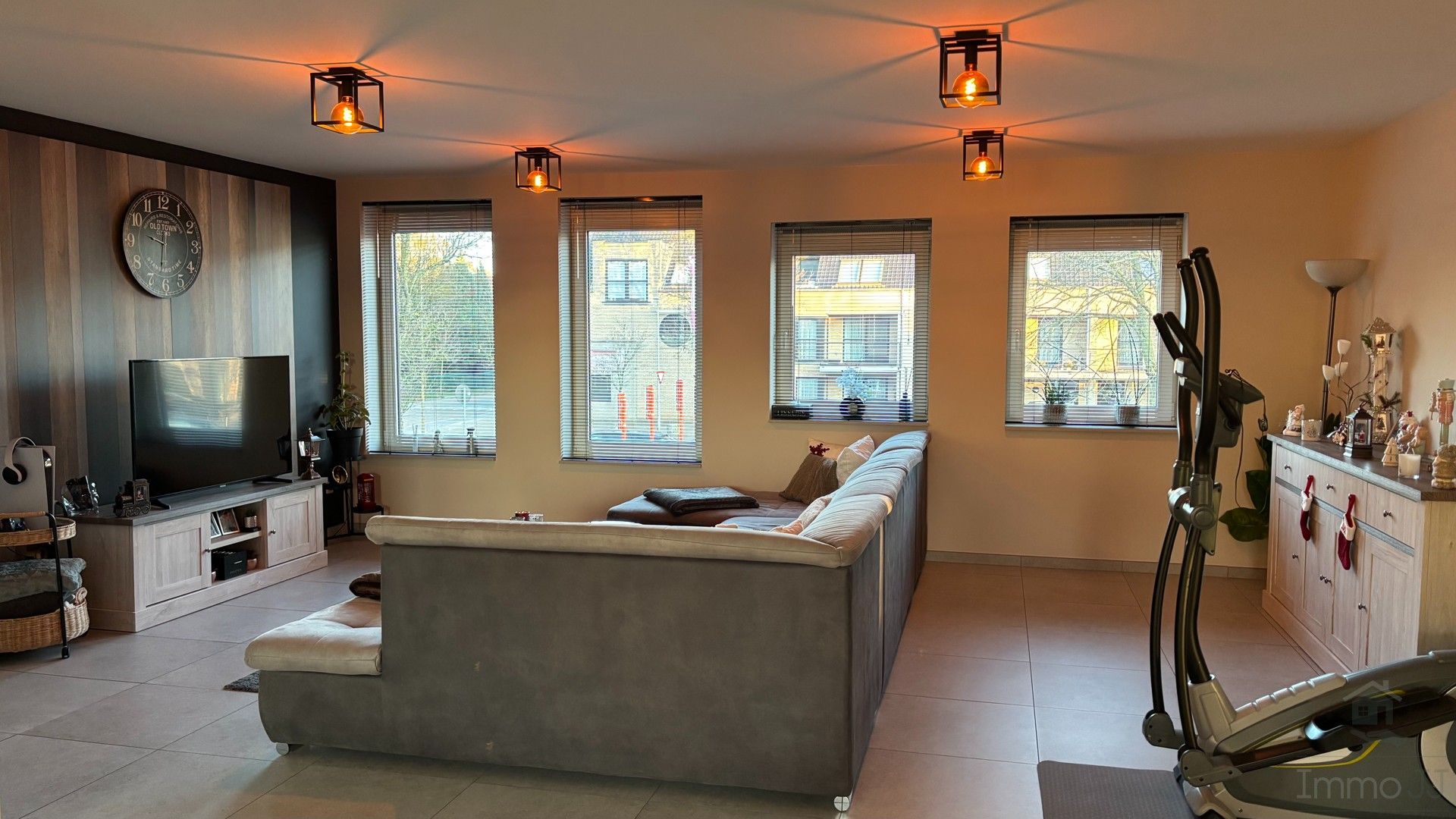 Ruim appartement met terras en garagebox foto 2