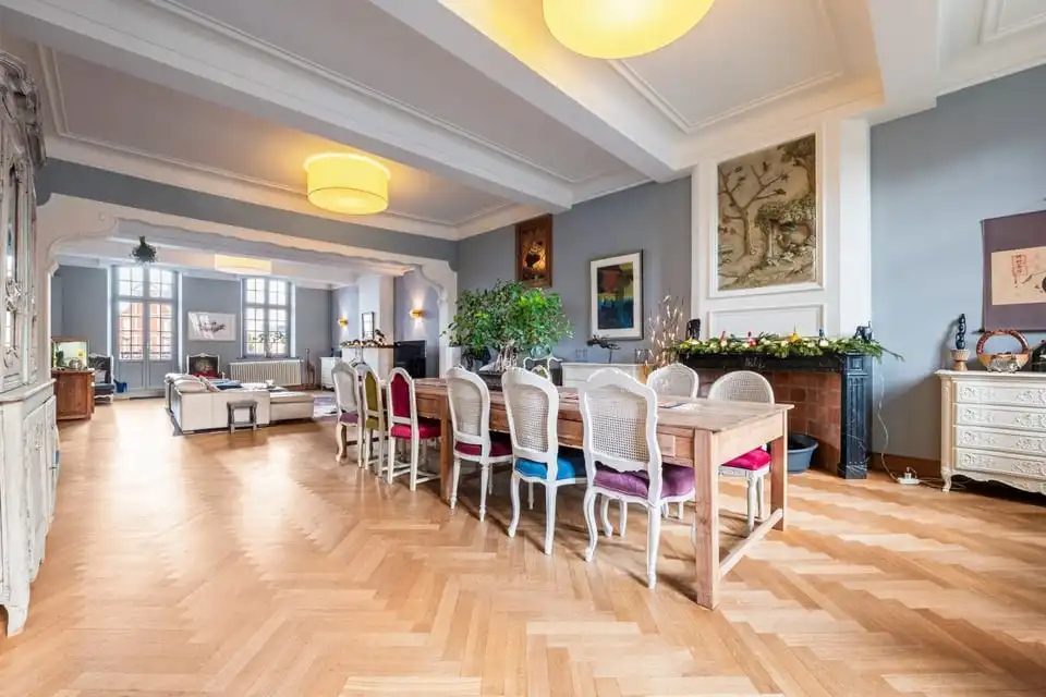 ICONISCH HANDELSPAND MET LUXUEUZE WOONST OP DE GROTE MARKT VAN SINT-TRUIDEN foto 2