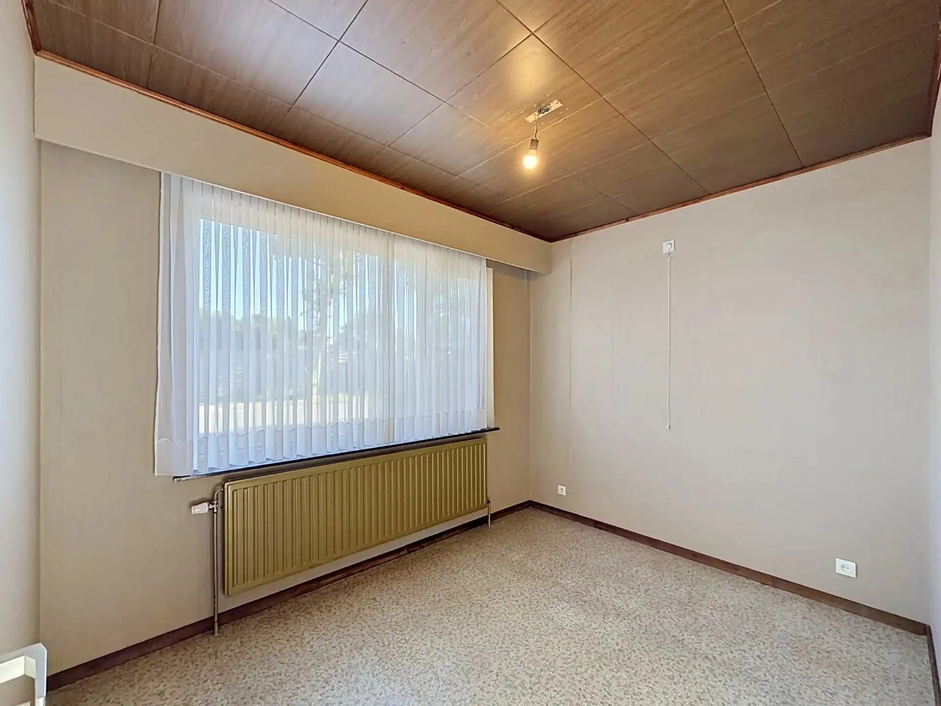 Te renoveren gelijkvloerse woning met 3 slaapkamers op een ruim perceel. foto 19