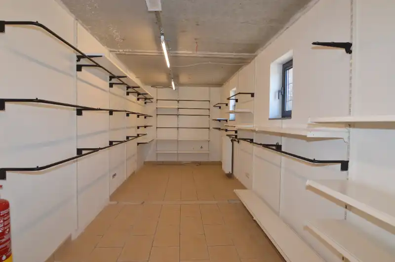 Commercieel pand op toplocatie met ruime parkeergelegenheid foto 15