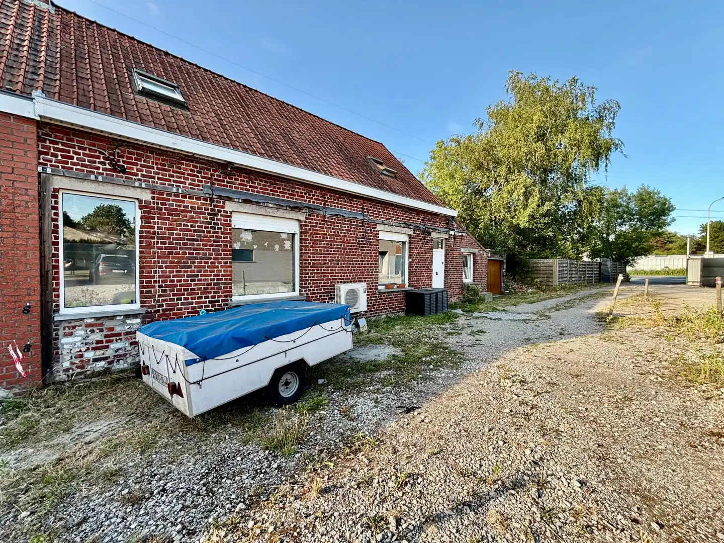 Hoofdfoto van de publicatie: Half open bebouwing met ruime leefruimte, terras en parking