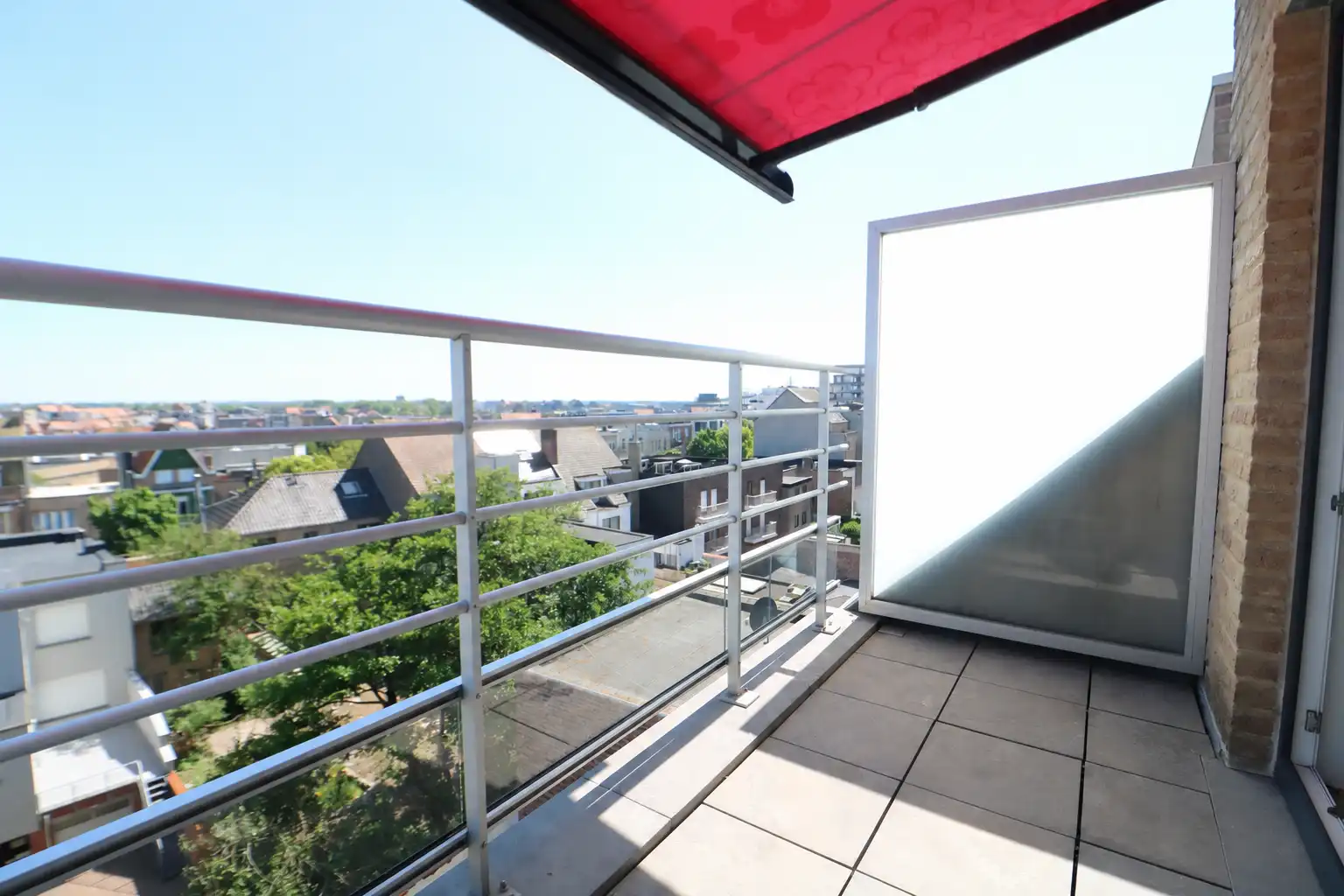 Instapklaar 2-slaapkamerappartement (112 m²) met 2 grote terrassen (11 m²), vlakbij station, winkelstraten en Zeedijk. foto 3