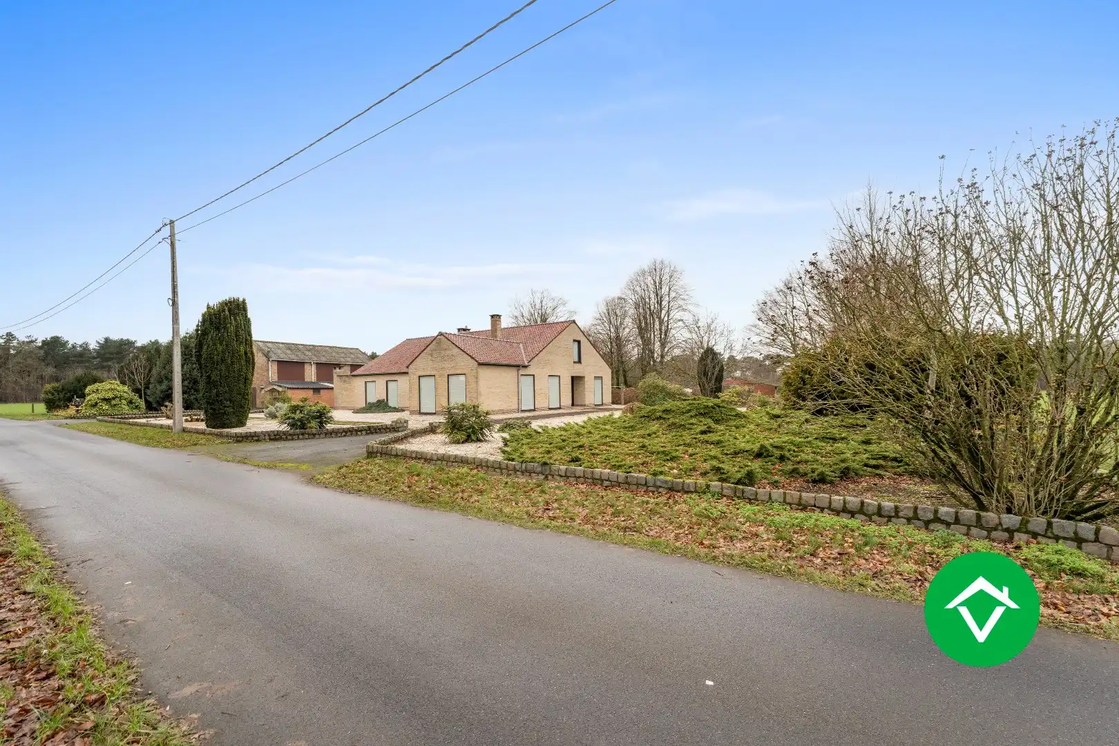 Rustig gelegen alleenstaande woning met bijgebouwen te Koekelare foto 3