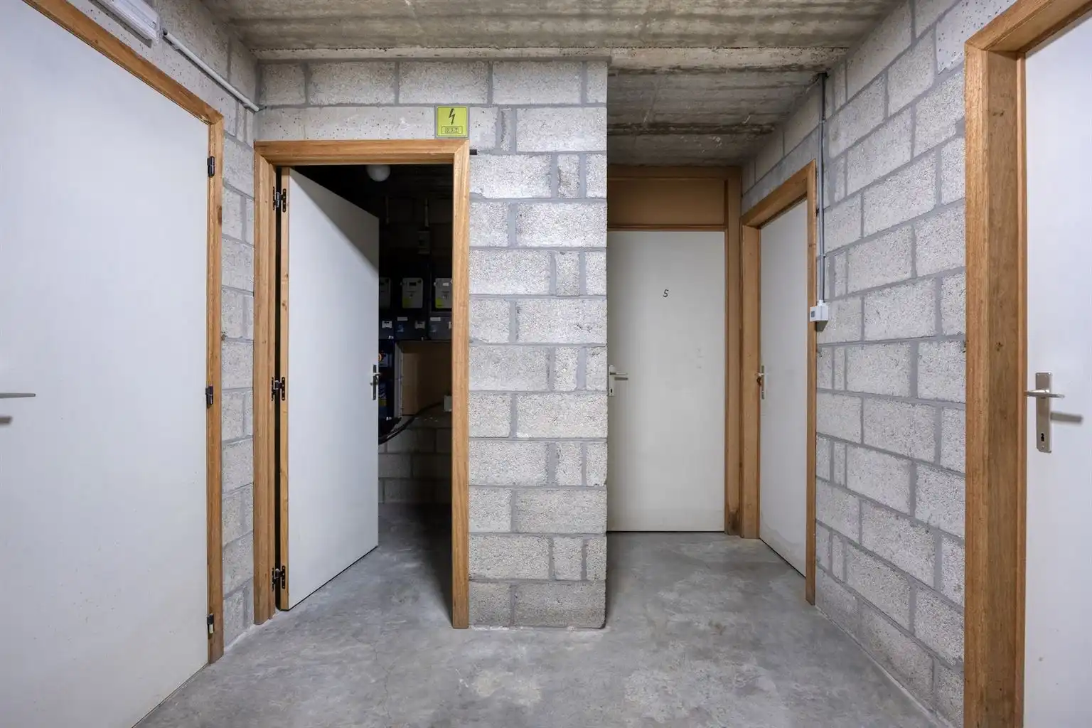 Ruim, gerenoveerd 2-slaapkamer appartement met terras, garagebox en aparte berging, gelegen vlak bij het centrum van Maaseik. foto 14