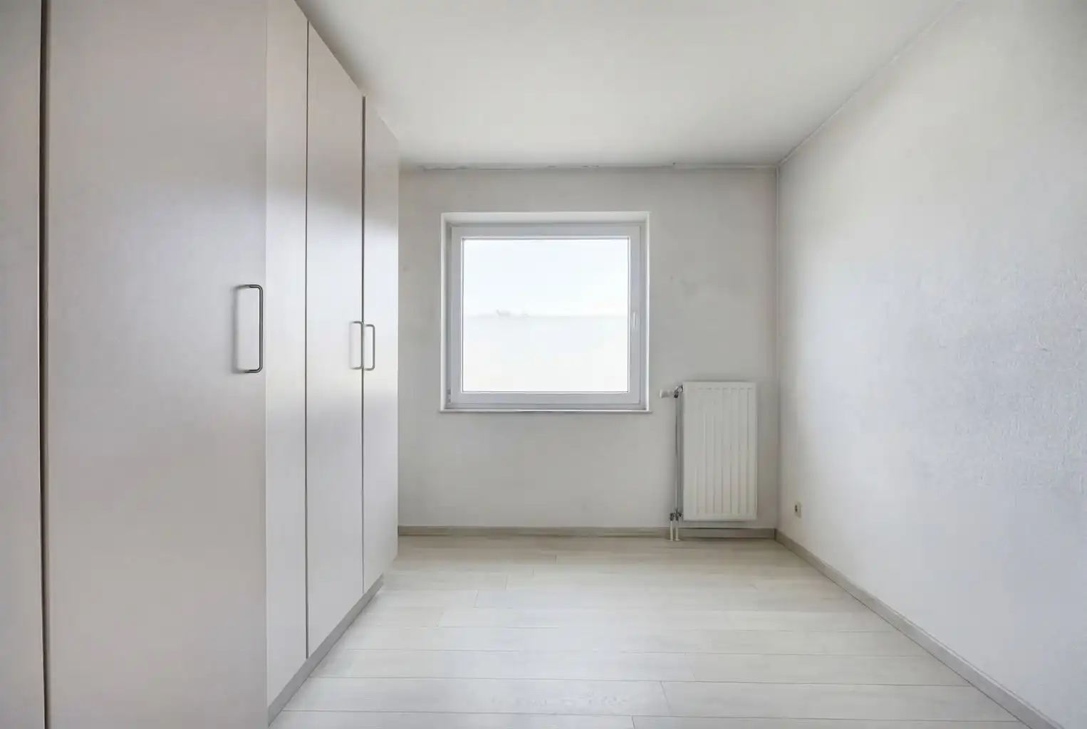 Ruim, gerenoveerd 2-slaapkamer appartement met terras, garagebox en aparte berging, gelegen vlak bij het centrum van Maaseik. foto 14