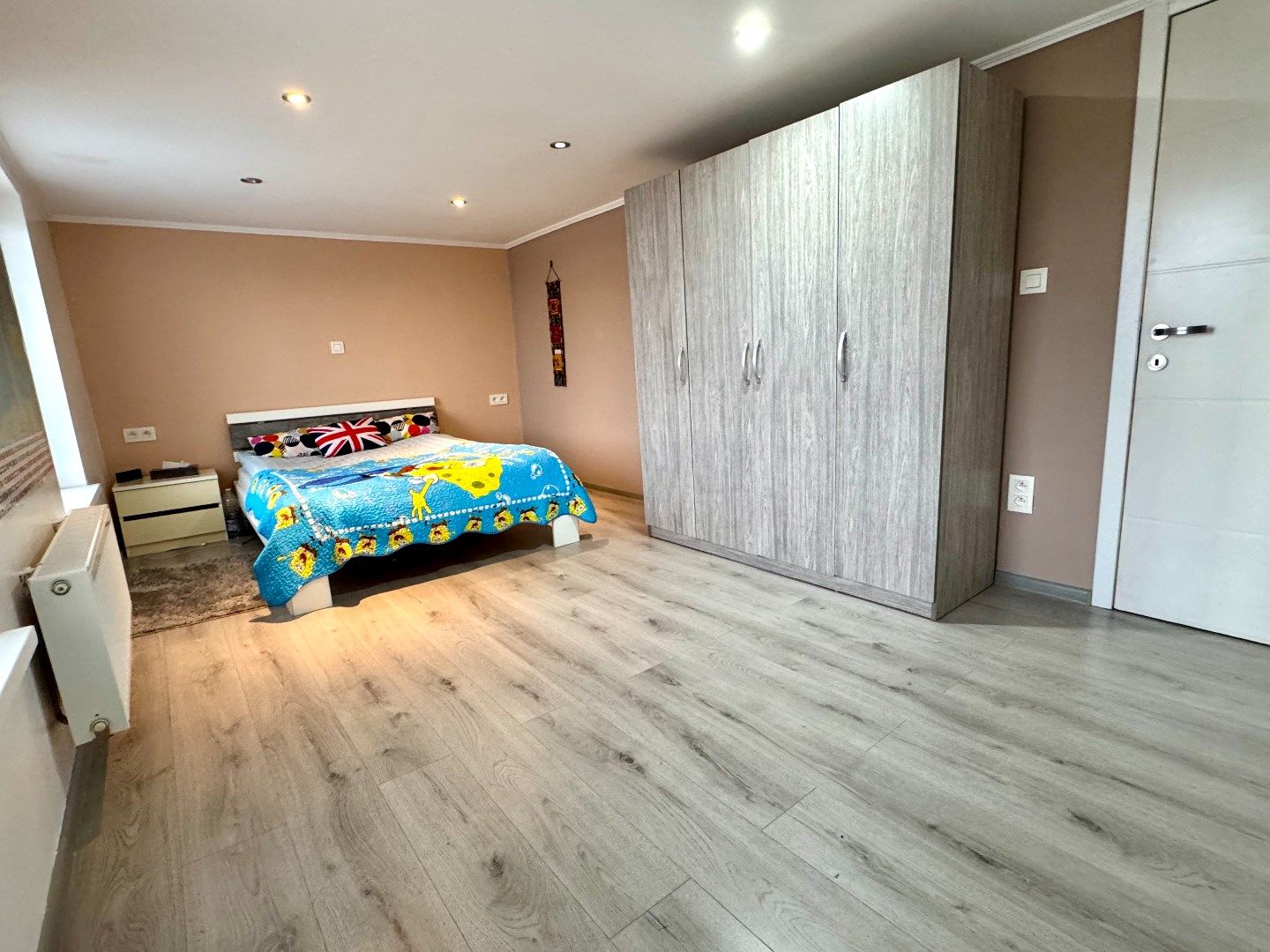 GERENOVEERDE HALFOPEN WONING MET 4 SLPKS EN RUIM TERRAS foto 17