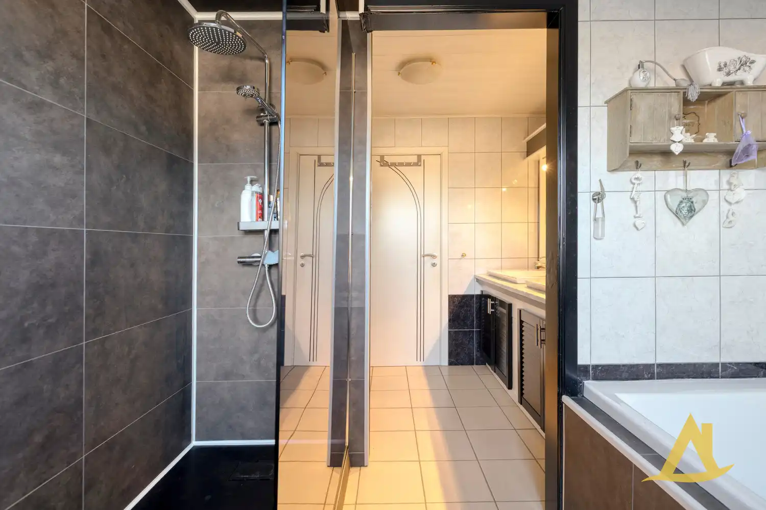 ZEER RUIM APPARTEMENT MET STUDIO EN 2 AUTOSTAANPLAATSEN TE DIEST! foto 24