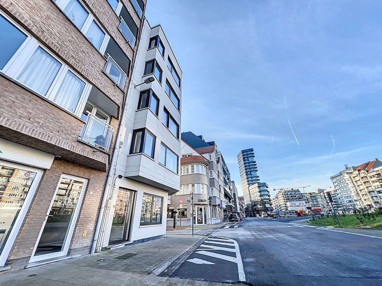 Volledig gerenoveerd multifunctioneel hoekpand gelegen op de Knokkestraat ter hoogte van de Site van de Heldentoren foto 11