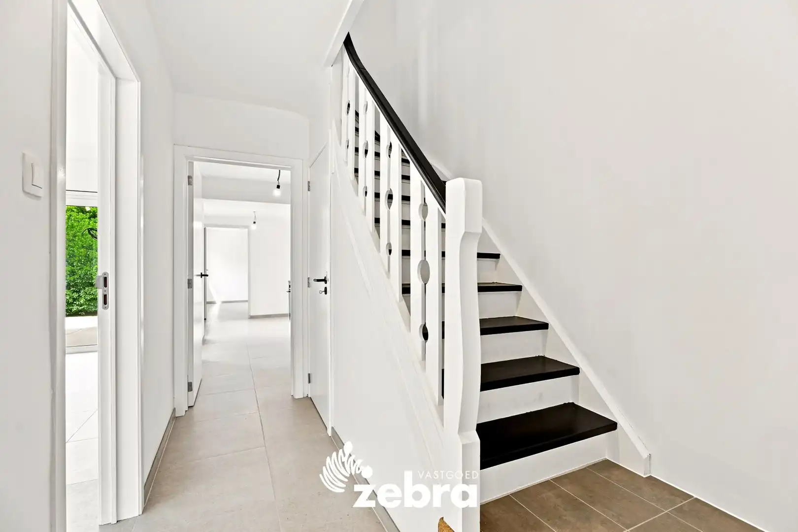 Gerenoveerde woning met uitweg op een rustige ligging in Izegem! foto 11