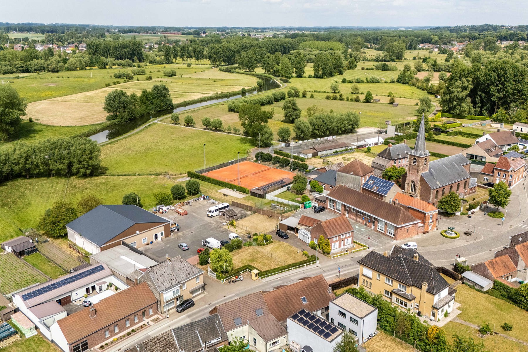 Investeringsproject op 4123 m2, 2 woningen + loods foto 5