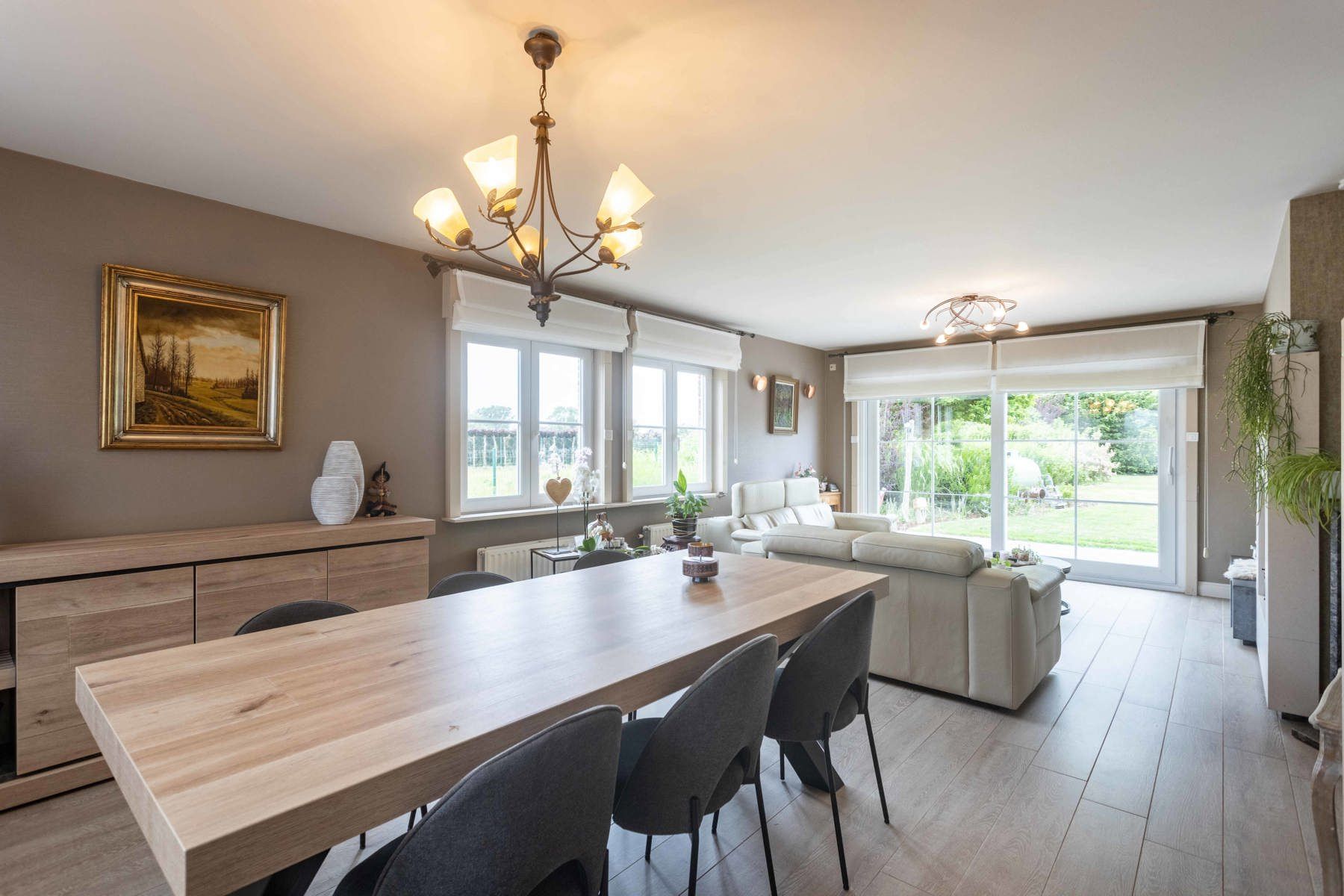 Instapklaar woning met 4 slpk, tuin + dub. garage foto 5