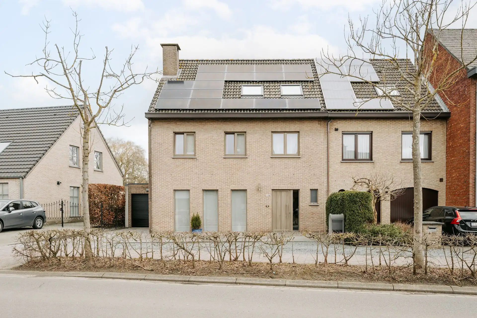 Stijlvolle halfopen woning met grote tuin en zwembad! foto {{pictureIndex}}