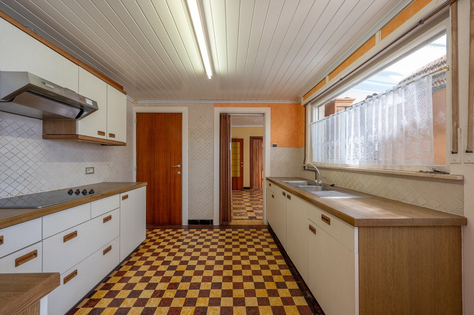 Te renoveren woning met veel potentieel op toplocatie in Maldegem foto 5