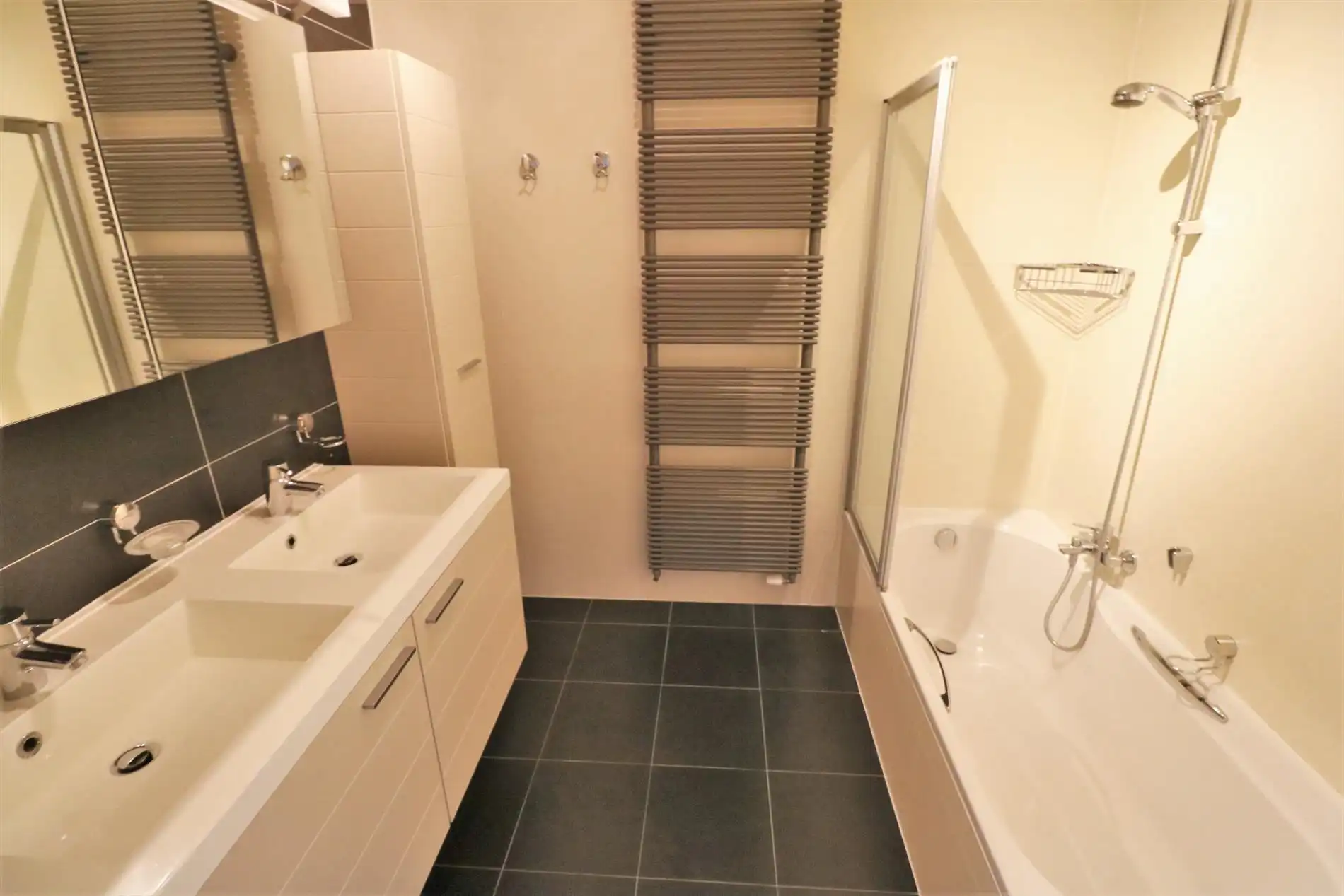 Instapklaar 2-slaapkamer appartement nabij het centrum van Oostende! foto 3