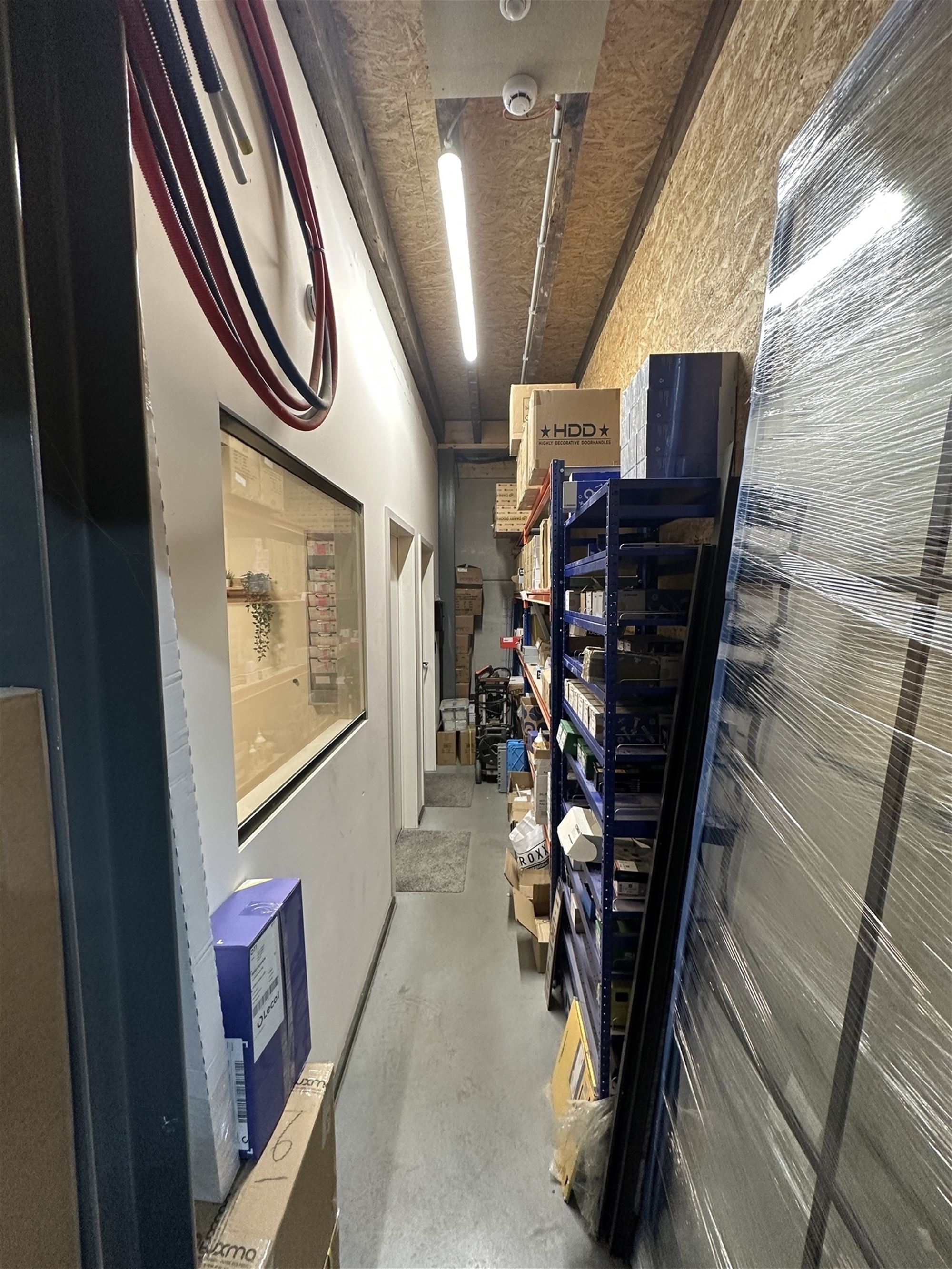 KMO-unit met kantoorruimte en toonzaal foto 20