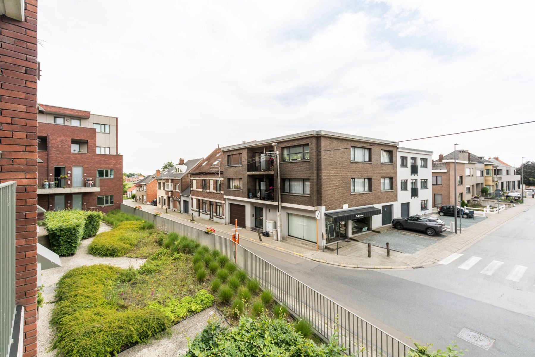 Serviceflat met terras, autostandplaats en 2 kelderbergingen foto 12