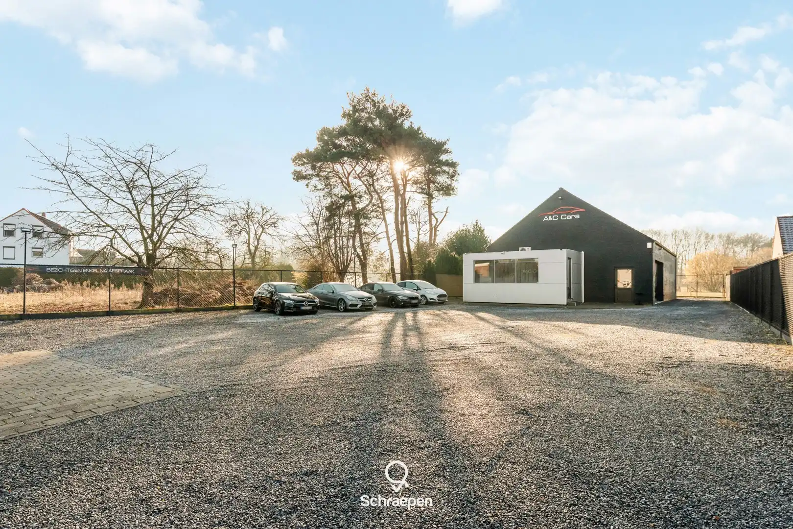 Uitstekend gelegen handelspand (305 m²) met véél parkeergelegenheid/buitenruimte te Zonhoven! foto {{pictureIndex}}