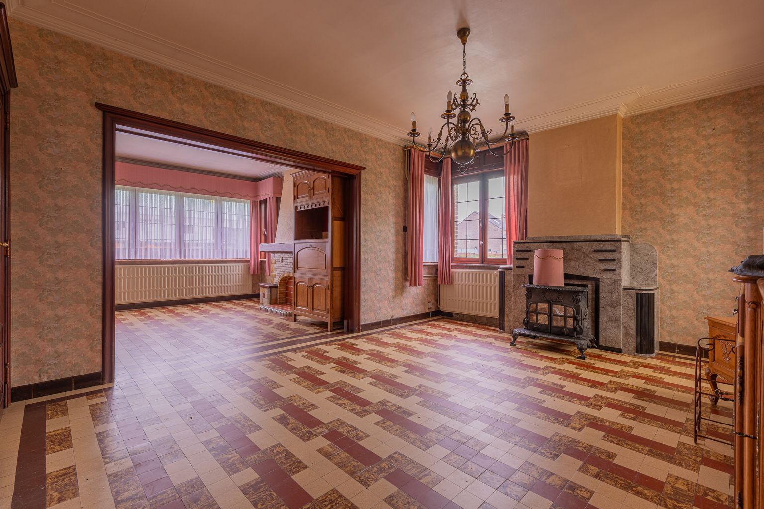 Ruime te renoveren gezinswoning met 4 slpks! foto 4