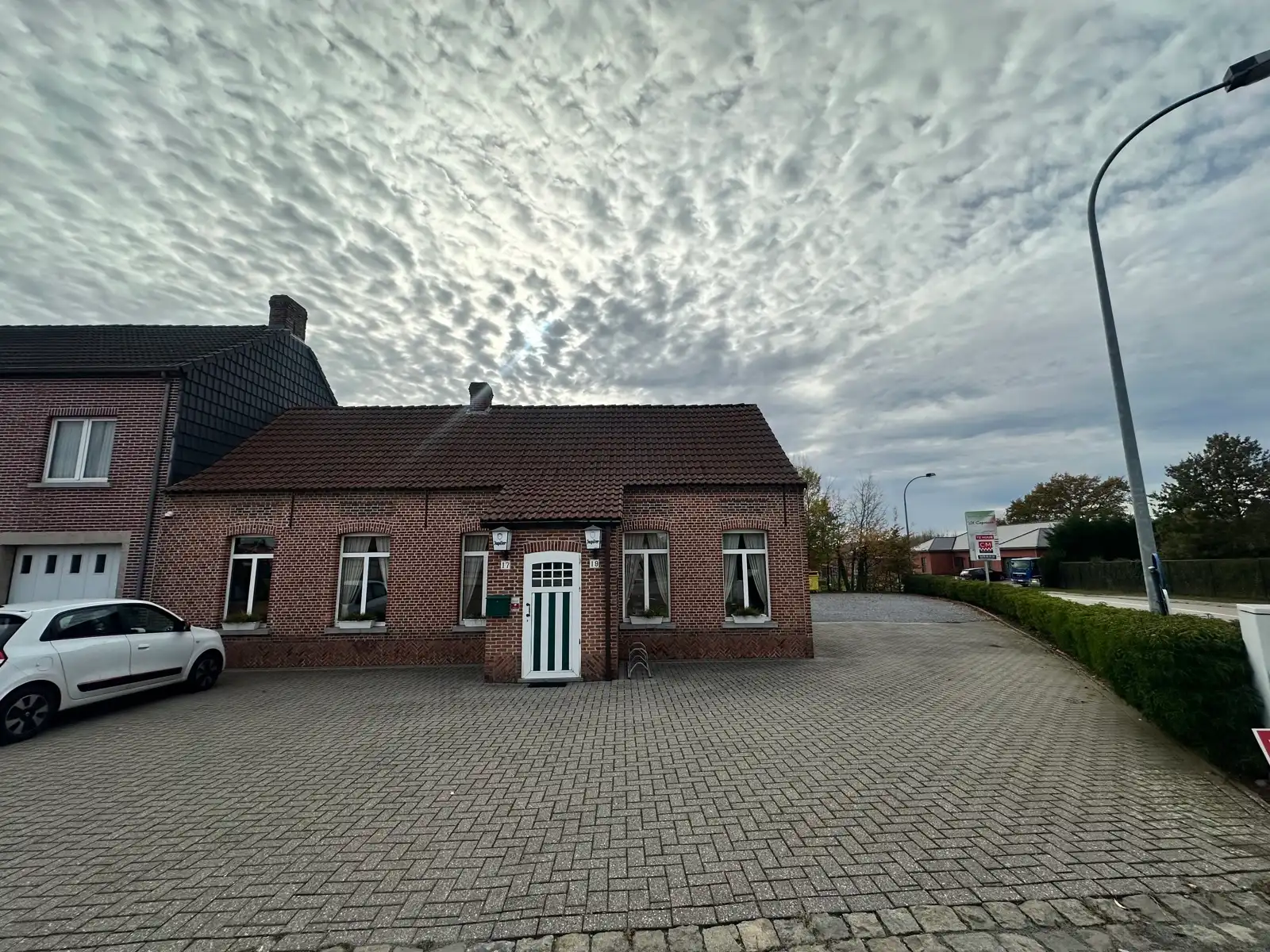 Veelzijdig horecapand met terras en privéparking foto {{pictureIndex}}