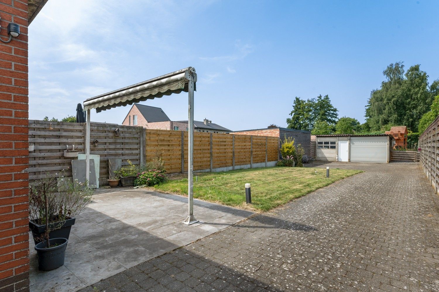 Charmante te renoveren woning met 2 slaapkamers, gezellige tuin en een grote garage in Massenhoven! foto 12