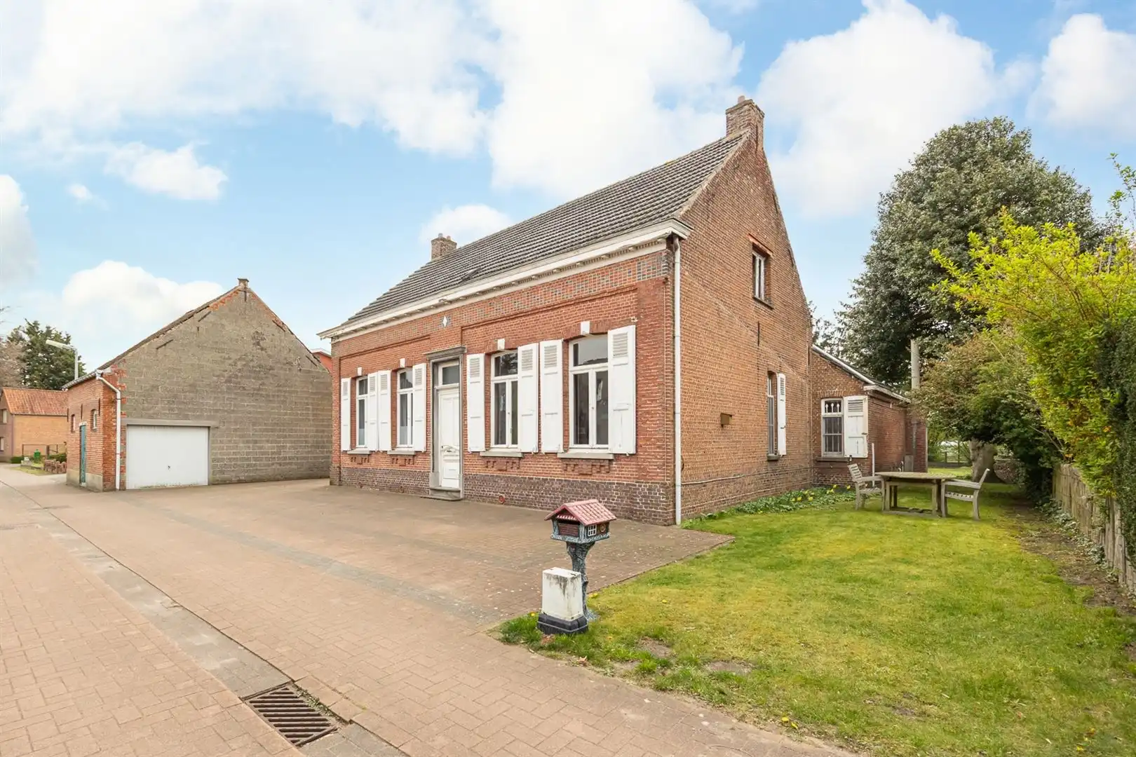 Hoofdfoto van de publicatie: Karakterwoning met tuin en garage op een topligging!