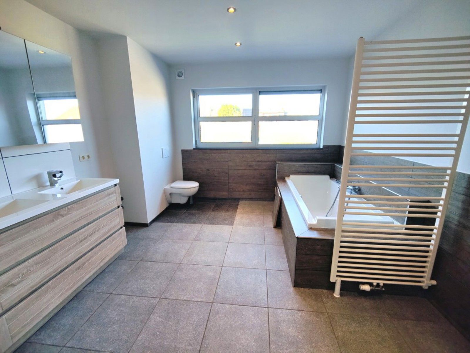 Ruim multifunctioneel pand met tuin foto 22