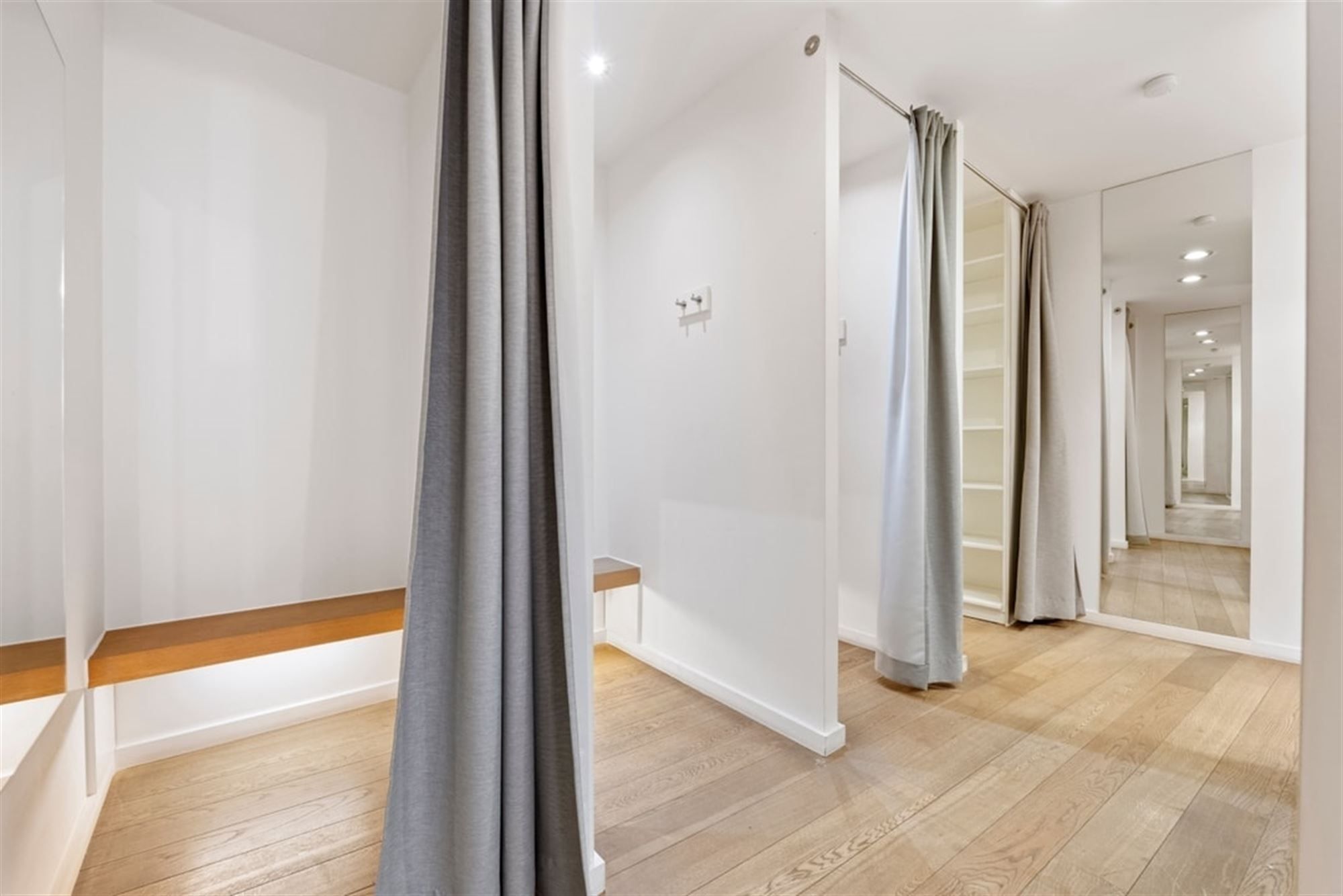 HANDELSRUIMTE TE HUUR MIDDEN IN HET STADSCENTRUM VAN SINT-TRUIDEN  foto 17