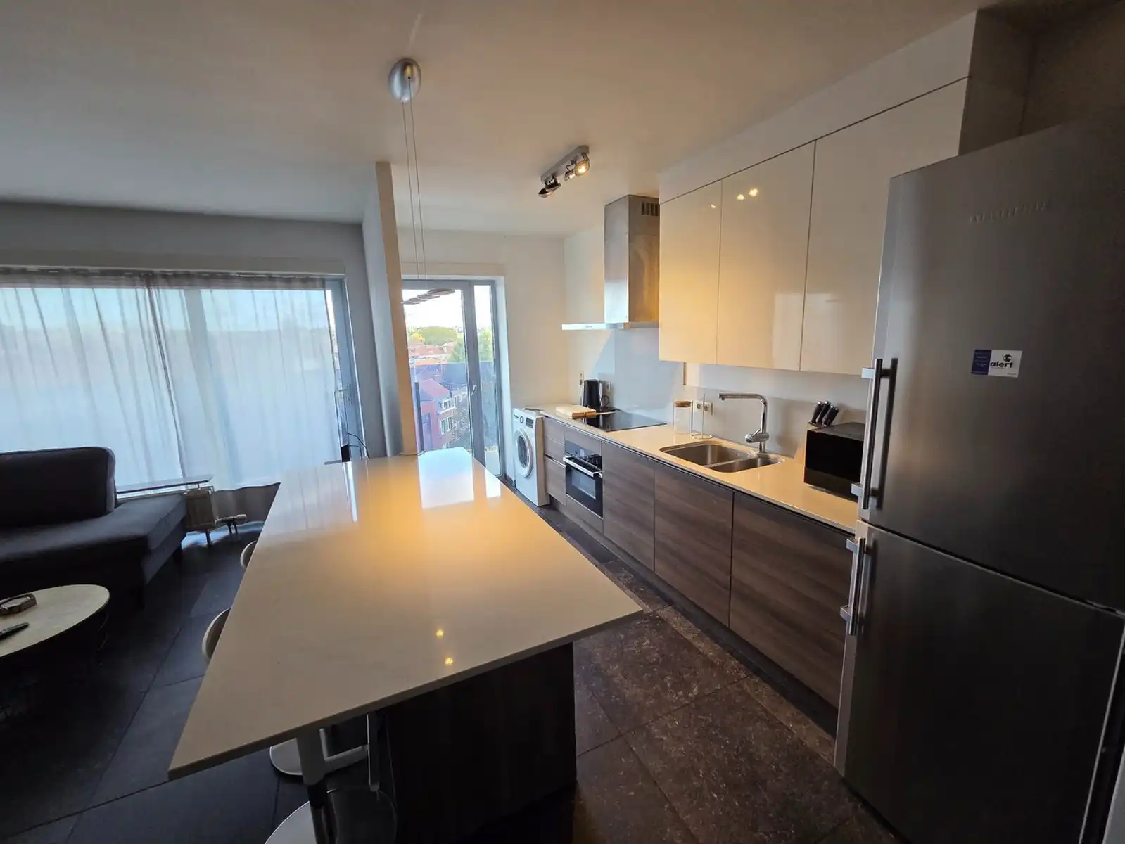 Volledig gerenoveerd tweeslaapkamer appartement inclusief garagebox en terras op toplocatie! foto 4