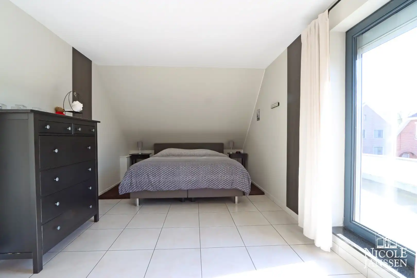 Instapklare woning met ruimte voor praktijk en mooie ingesloten tuin in Bree centrum foto 25