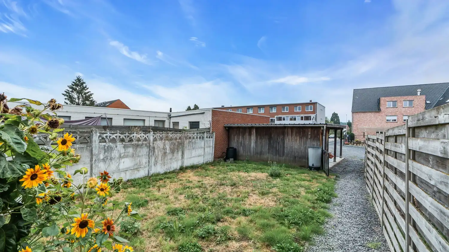 Totaal gerenoveerde en energiezuinige gezinswoning met 3 slaapkamers, carport voor 2 wagens en zonnige tuin in Paal foto 15