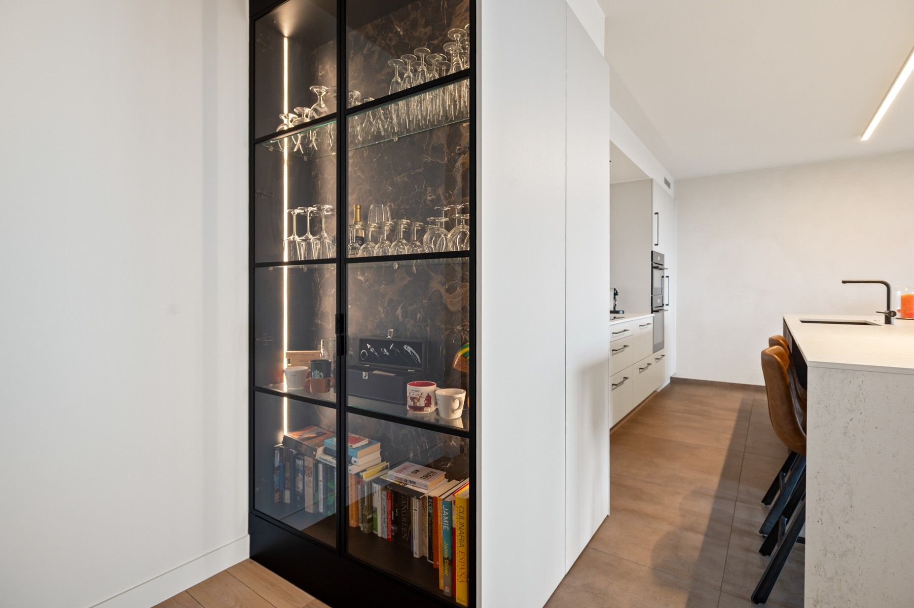 Gezellig, volledig gerenoveerd en instapklaar appartement 121m² + 26m² terras foto 6