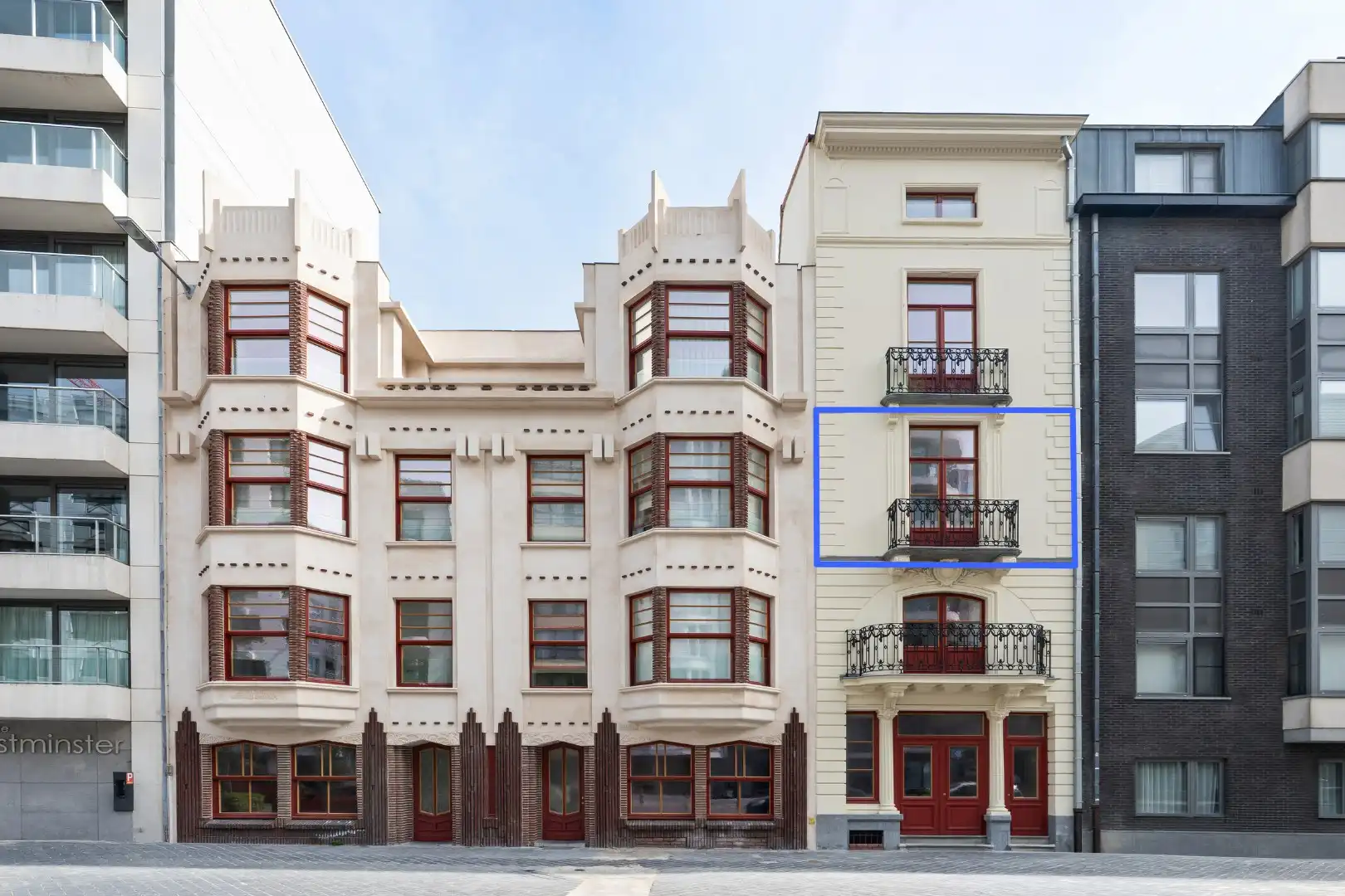 Appartement te koop in Oostende – hoge plafonds en karaktervolle architectuur nabij Achturenplein foto {{pictureIndex}}