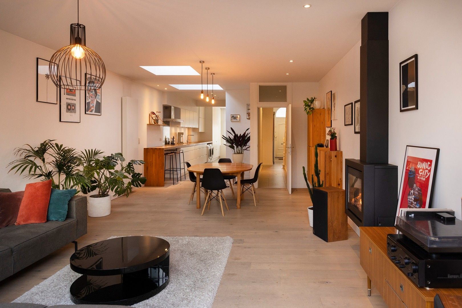 Karaktervolle woning met 4 slaapkamers en tuin. foto {{pictureIndex}}