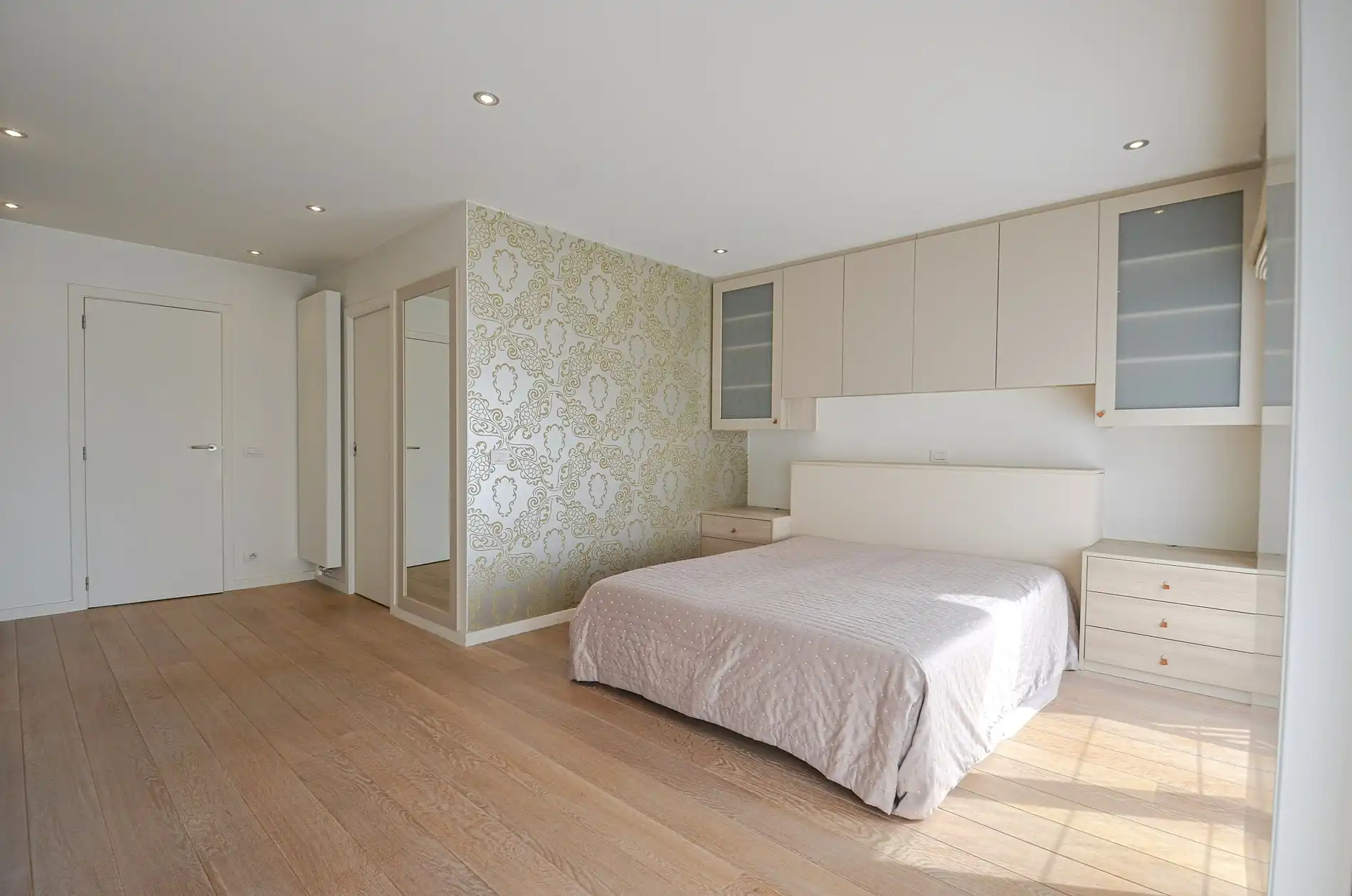 Topaanbieding – Uitzonderlijk ruim appartement gelegen in een stijlvolle residentie. foto 23