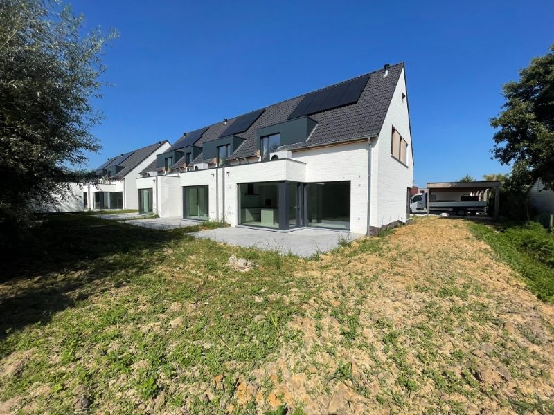 Prachtig en rustig gelegen nieuwbouw woning met carport foto 2