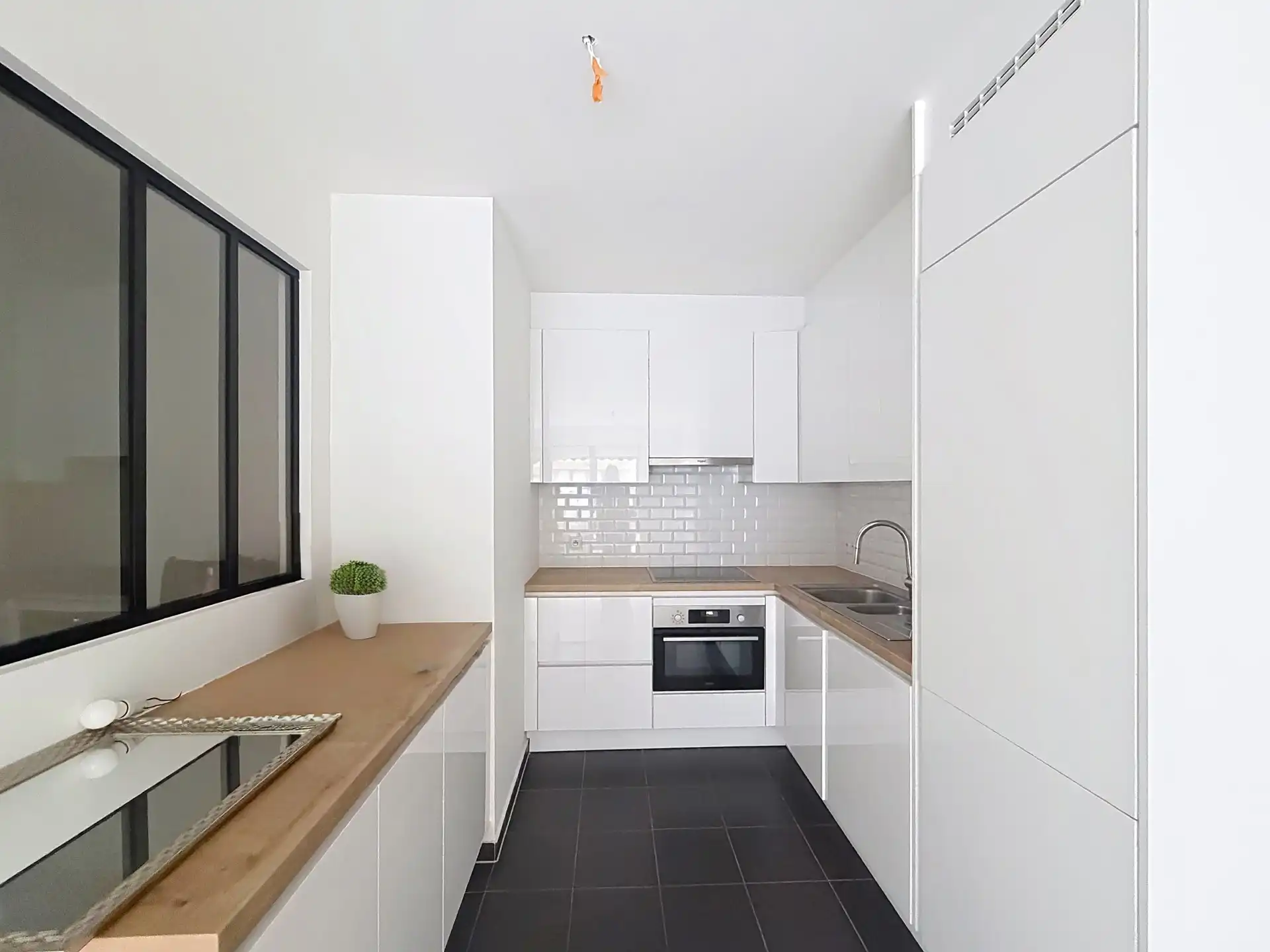 Gerenoveerd appartement met 2 slaapkamers + parkeerplaats foto 7
