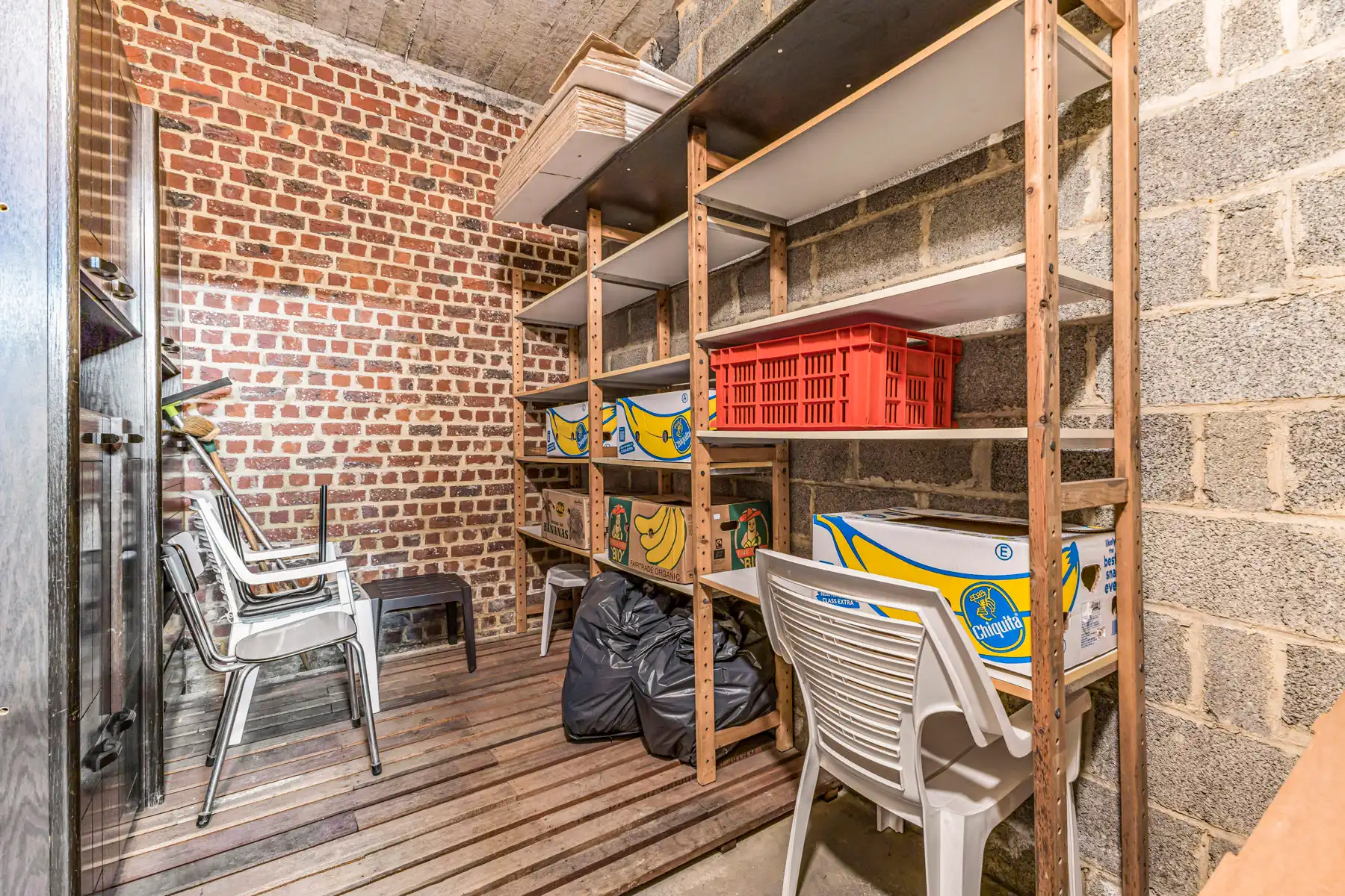 Goed gelegen appartement met 2 slaapkamers en bureau foto 16