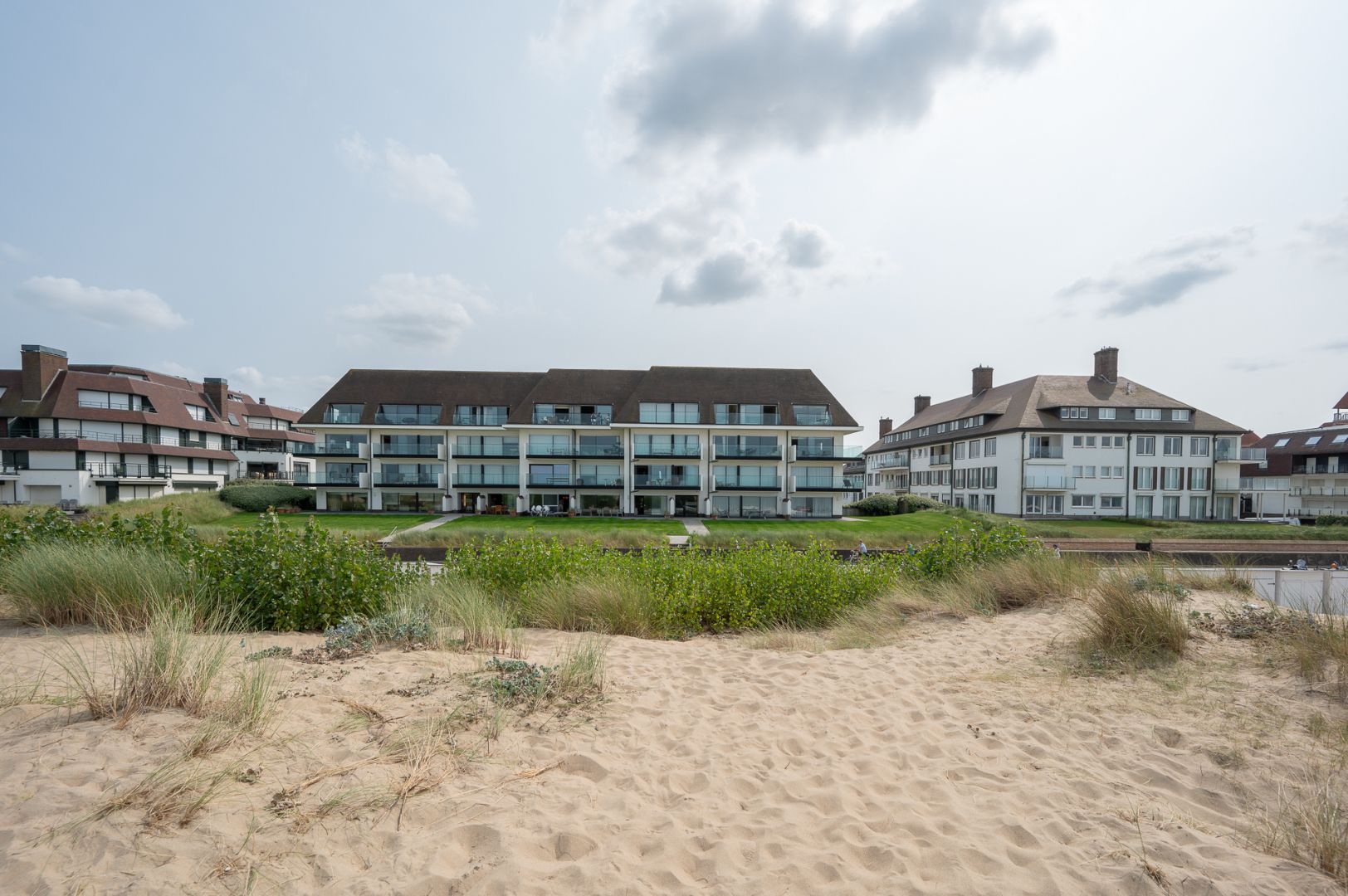 UITZONDERLIJK AANBOD Wandeldijk - Te renoveren appartement met perfecte oriëntatie en dubbele garage foto 2