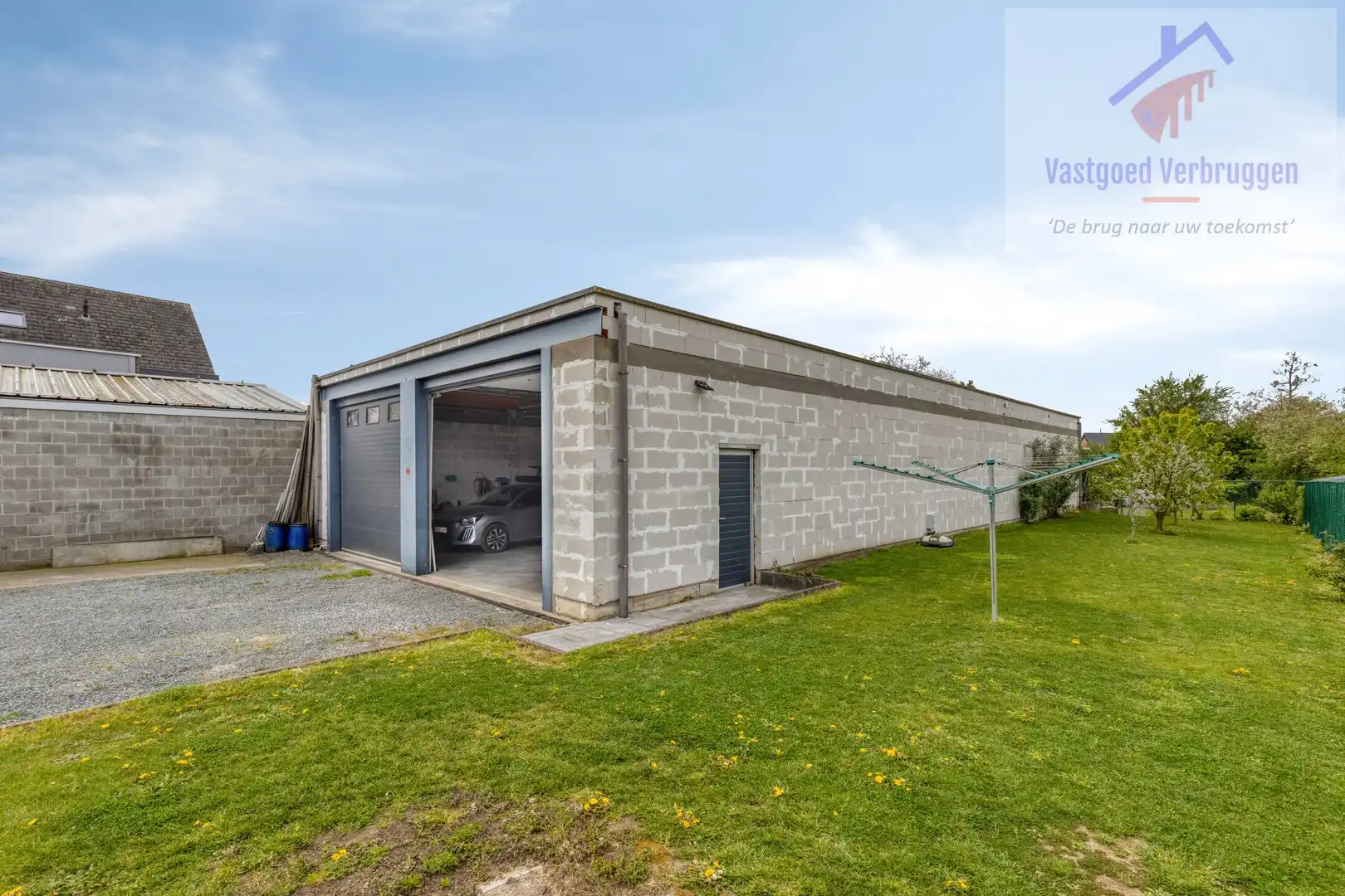 Ruime woning met dubbele loods foto 2